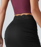 Jupe mini moulante 2-en-1 taille haute en dentelle contrastée, ourlet arrondi et froncé
