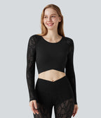 Haut de sport yoga court dos nu manches longues dentelle contrastante et ourlet croisé SoftlyZero™ - UPF50+