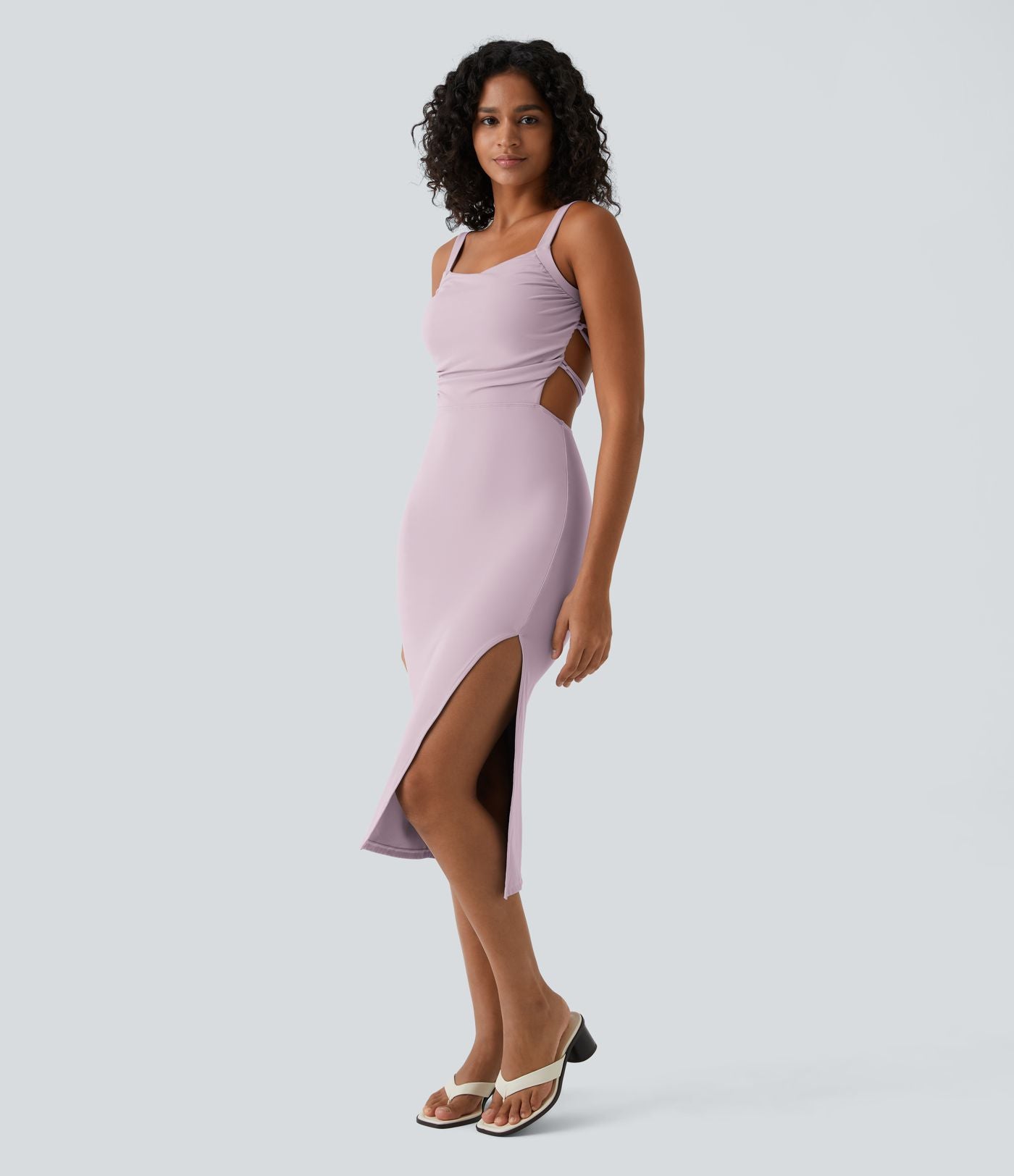 Robe midi laquée fendue, brassière intégrée, dos nu croisé