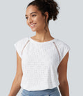 Blouse décontractée à col rond, mancherons, découpes et lien au dos