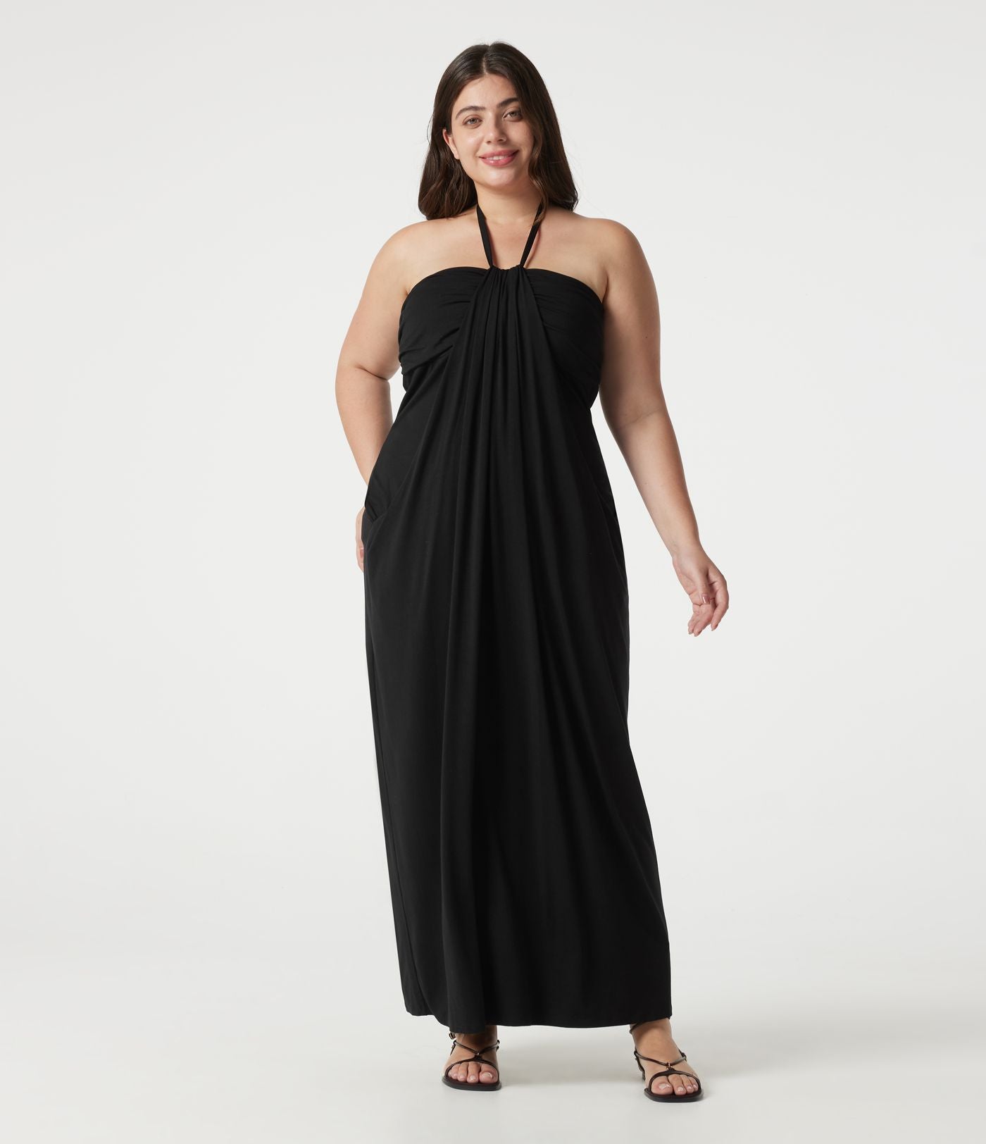 Robe maxi grande taille à col halter avec brassière intégrée, lien noué au dos et poches