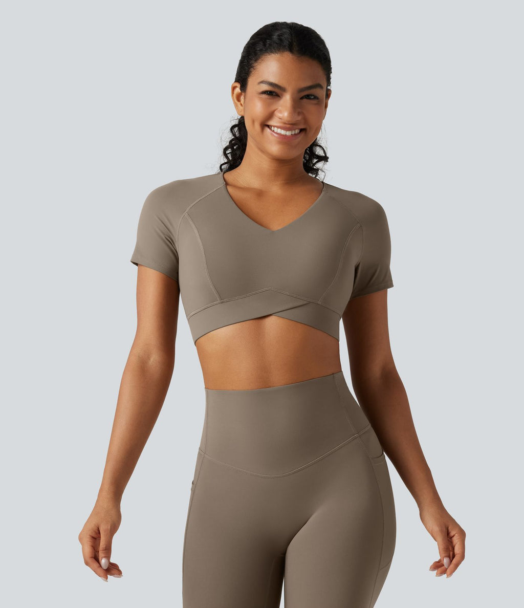 Haut de sport court Halara UltraSculpt™ à col V avec ourlet croisé, manches courtes, coussinets amovibles, bonnets E à G