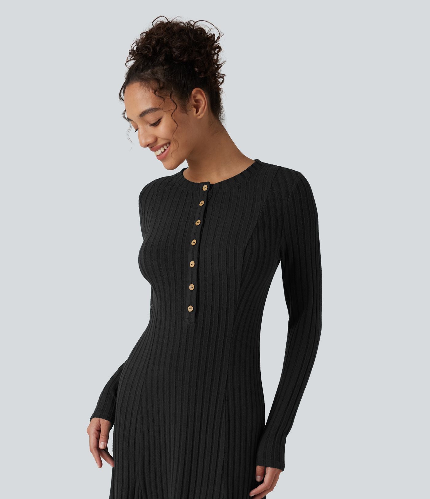 Robe midi fluide en maille côtelée à col Henley et manches longues