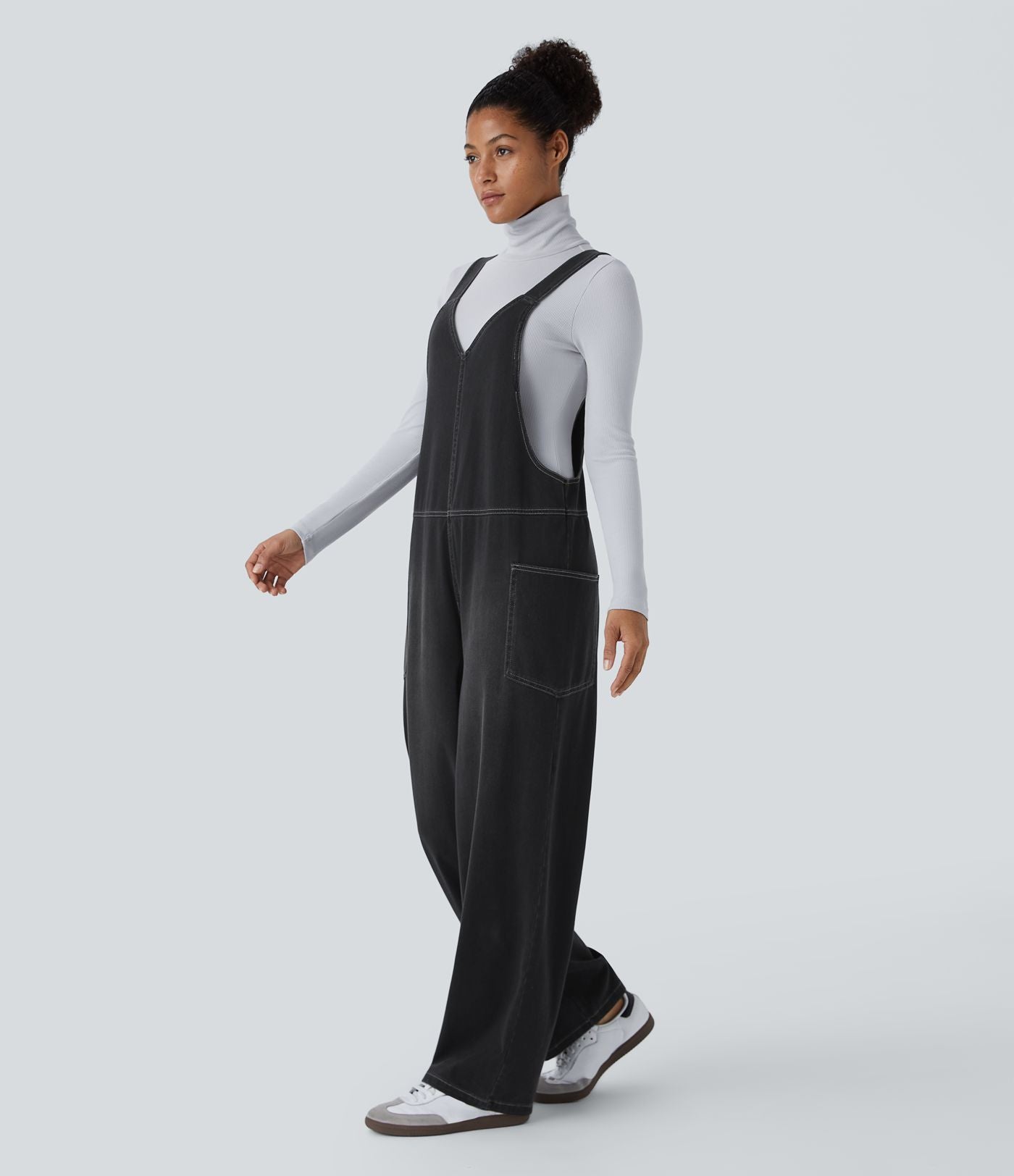 Salopette décontractée Halara Flex™ en denim extensible délavé, col V et poches latérales