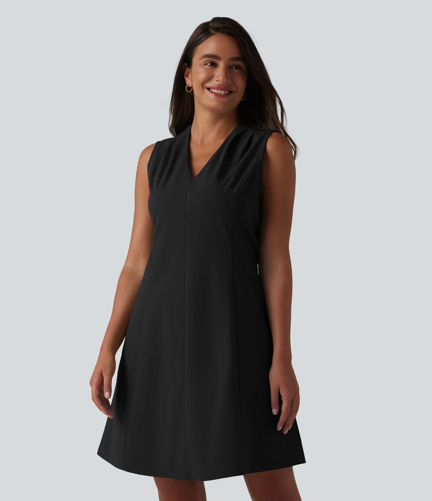 Robe de bureau mini en popeline stretch plissée col V sans manches avec fermeture éclair invisible et poches
