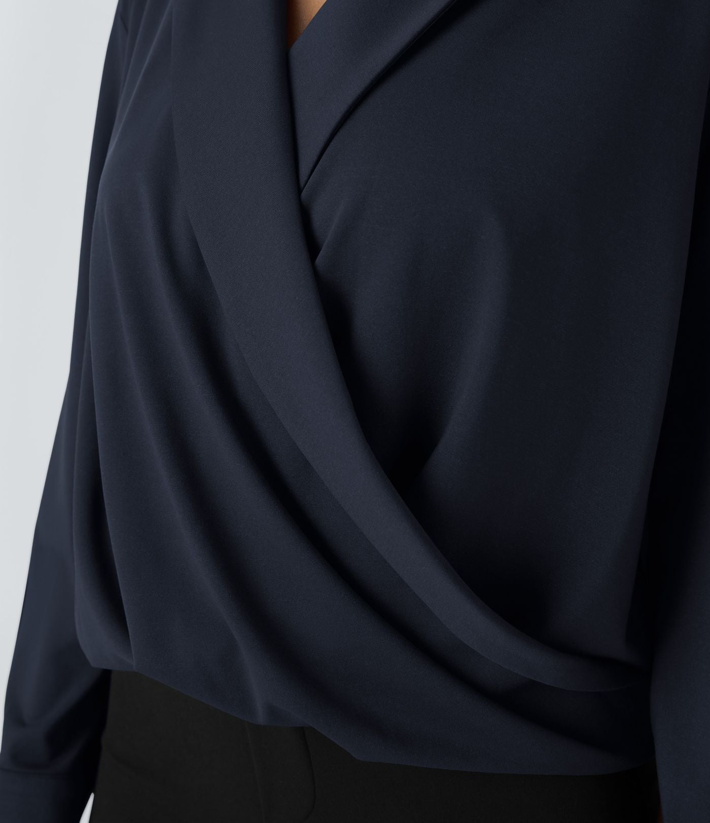Chemise de travail à col cranté, coupe croisée et manches longues