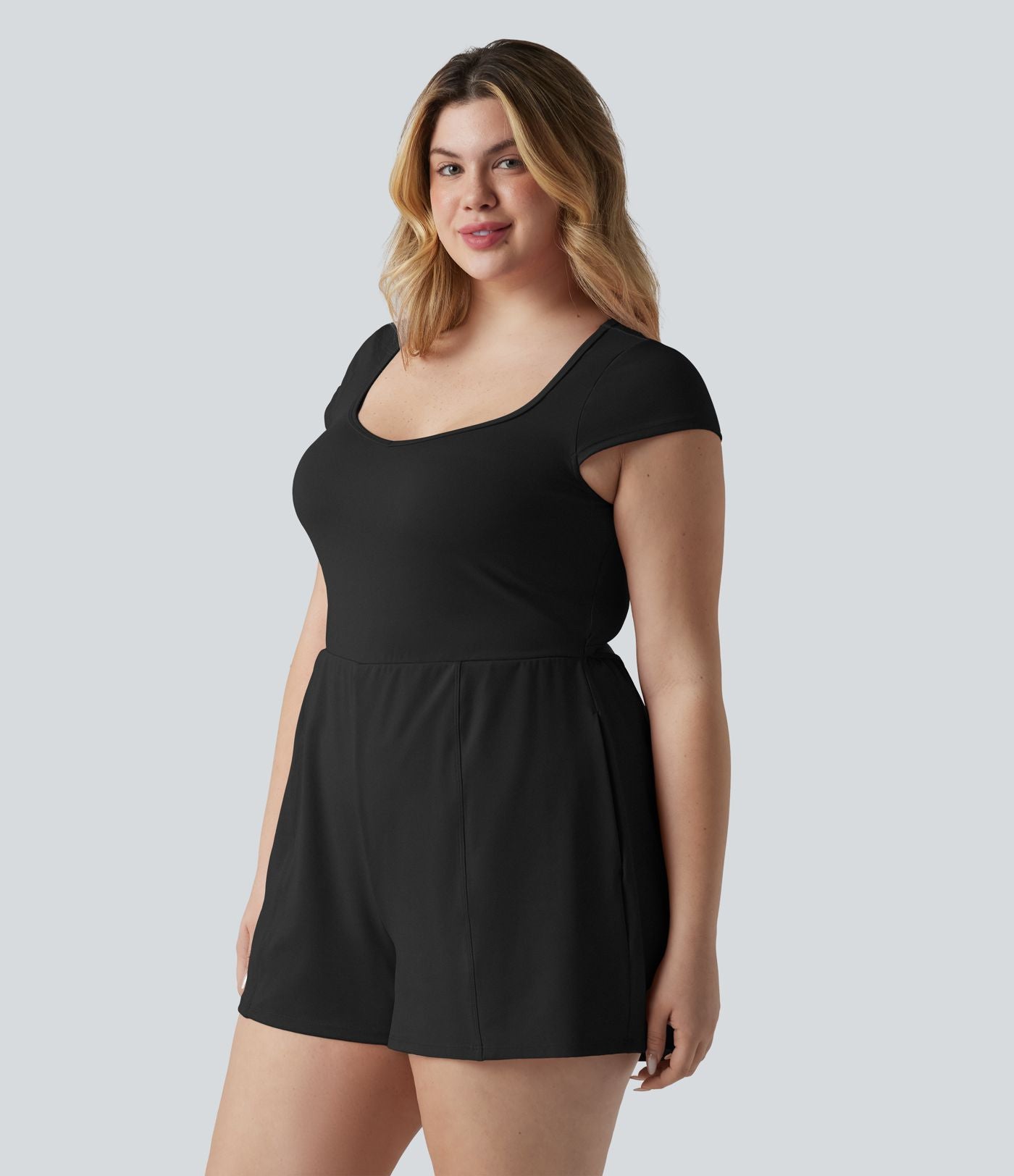 Combishort grande taille SoftlyZero™ Airy de yoga effet frais InstantCool col U à manches courtes couvrantes, avec poches, accès facile Easy Peasy