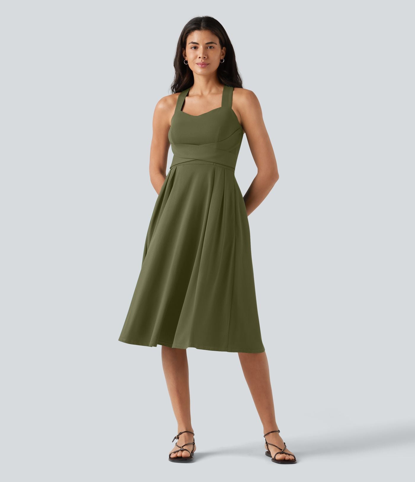 Robe midi fluide sans manches décolleté cœur avec bretelles croisées, nœud dans le dos et poches