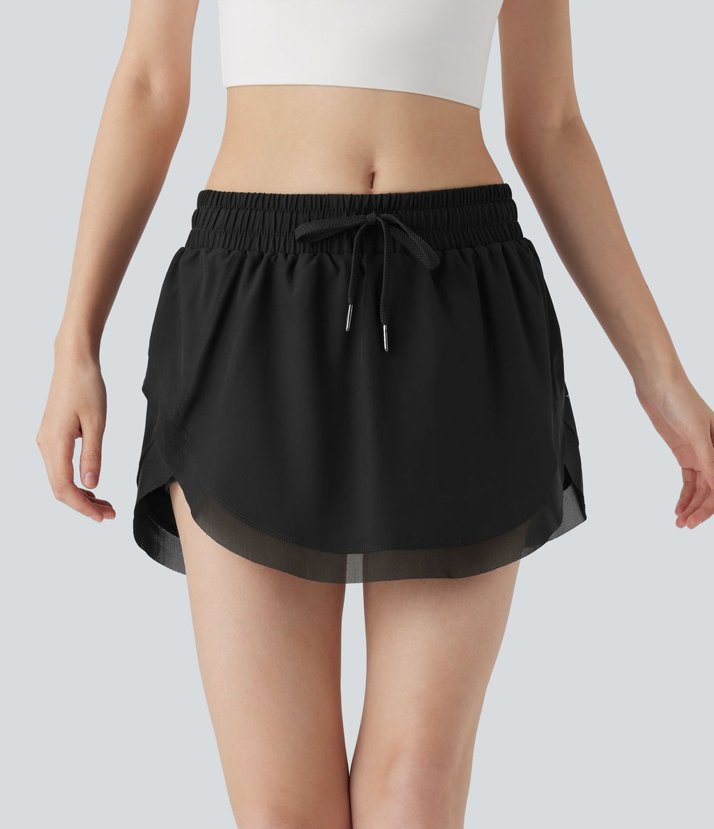 Mini-jupe de tennis 2-en-1 taille moyenne avec cordon de serrage, filet contrasté et poches latérales