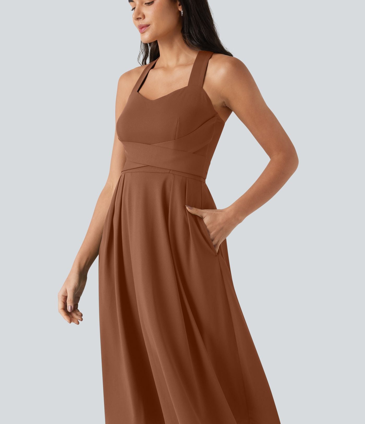 Robe midi fluide sans manches décolleté cœur avec bretelles croisées, nœud dans le dos et poches