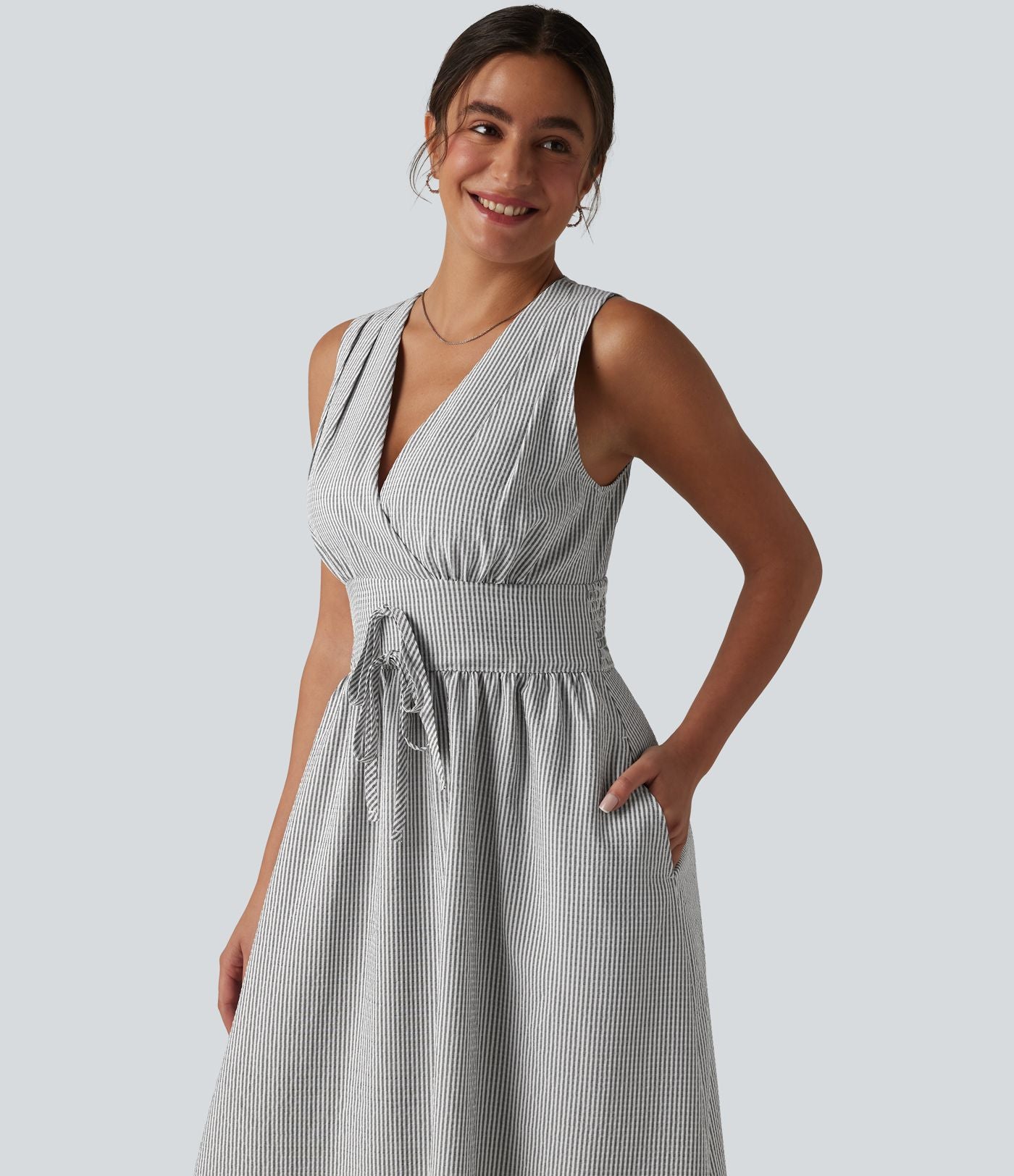 Robe midi rayée sans manches à col en V et poches