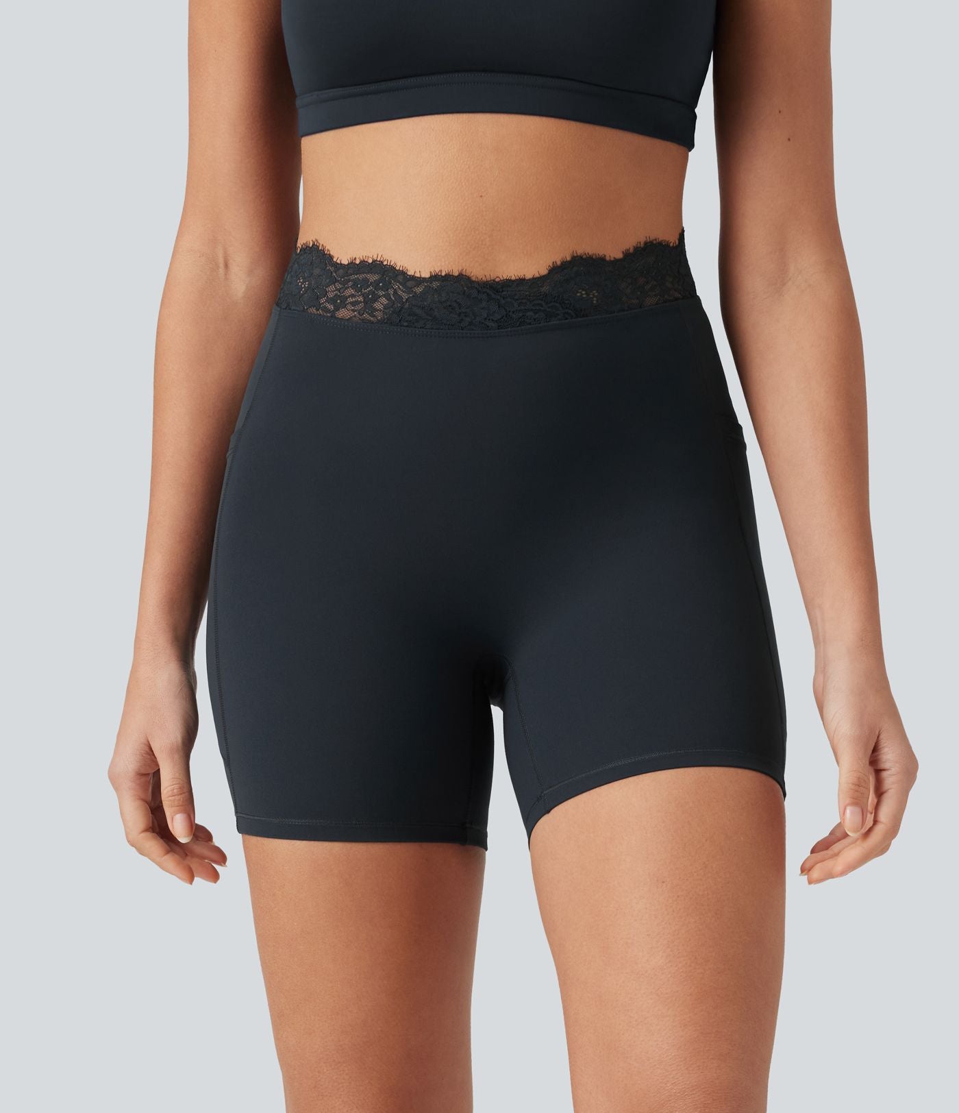 Short de yoga cycliste Halara UltraSculpt™ en dentelle contrastée taille haute et coupe en V, 12,5 cm, avec poches