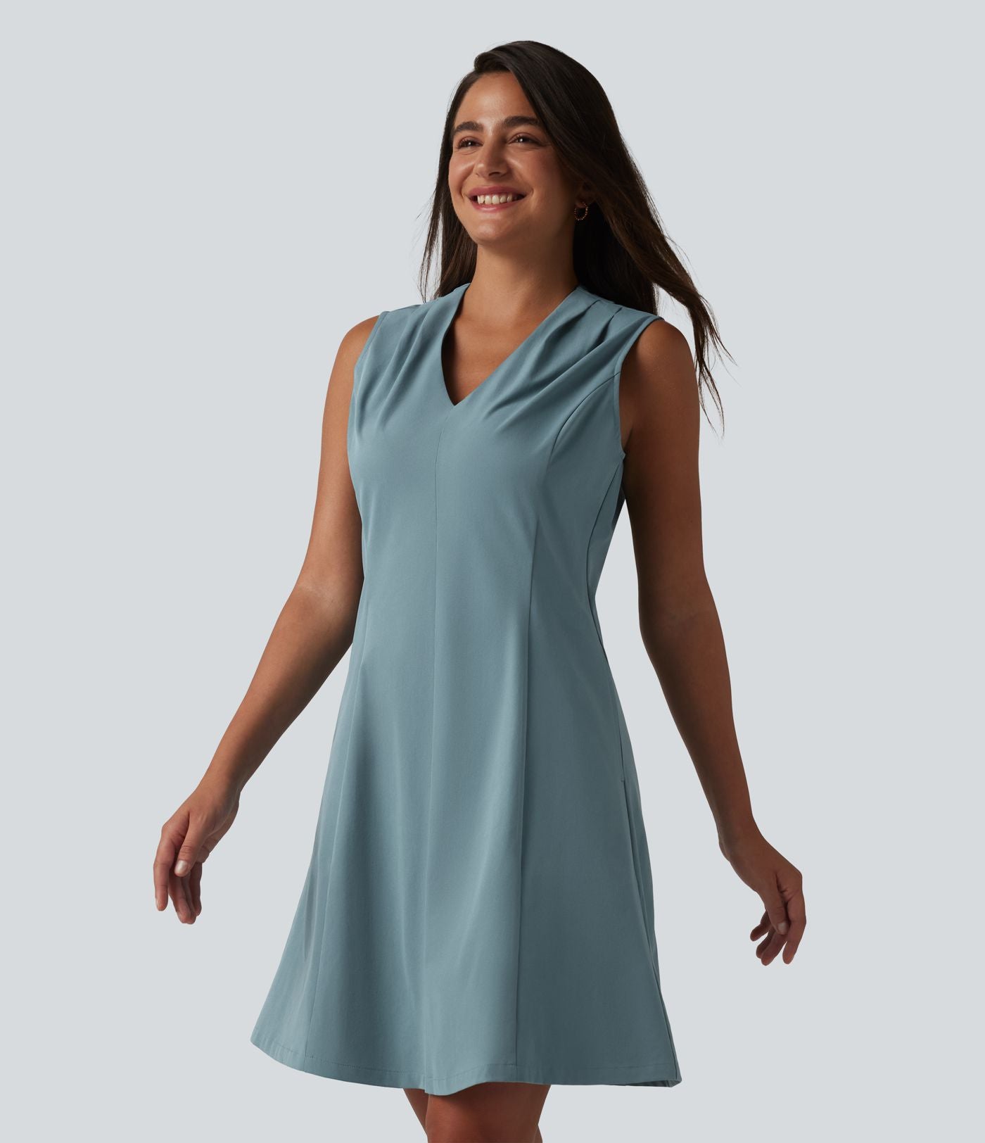 Robe de bureau mini en popeline stretch plissée col V sans manches avec fermeture éclair invisible et poches