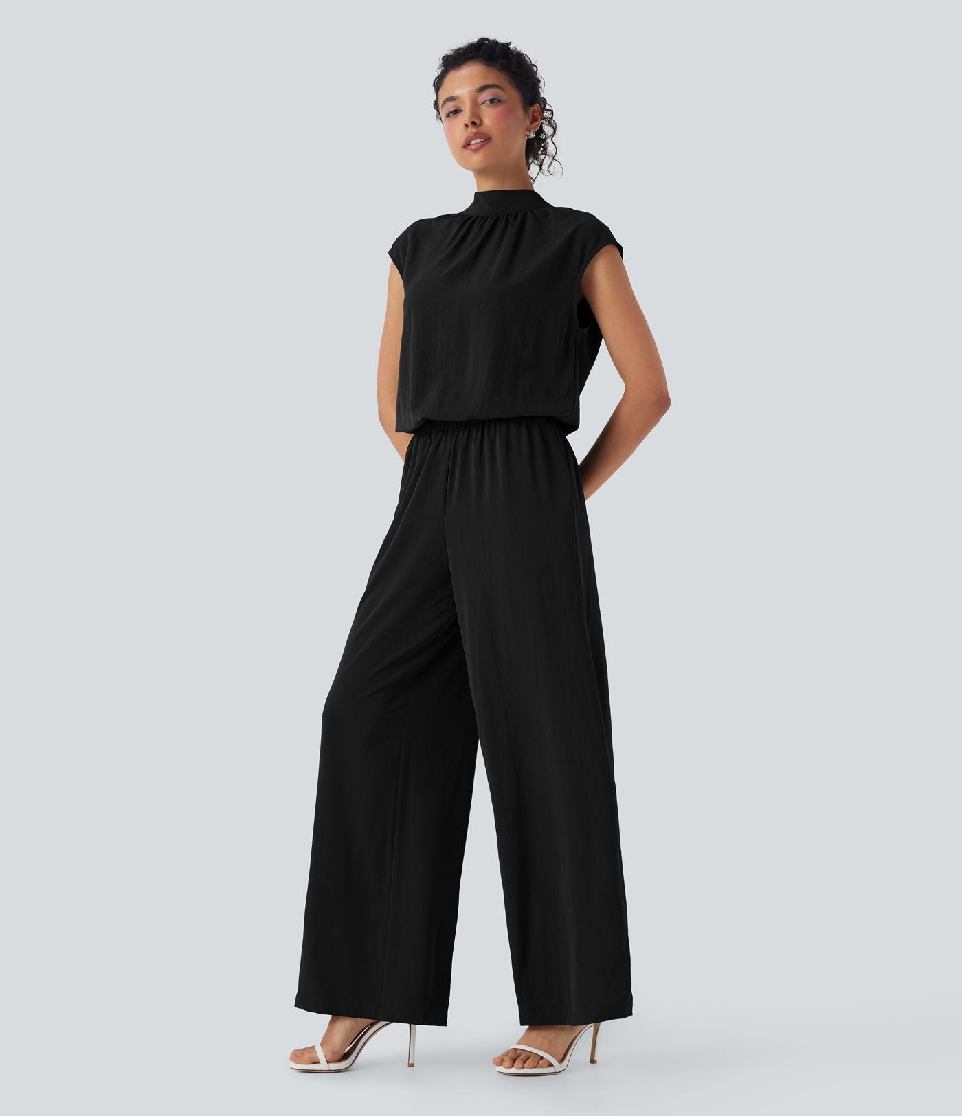 Combinaison pantalon tailleur jambes larges col montant dos goutte d'eau manches courtes avec poches latérales