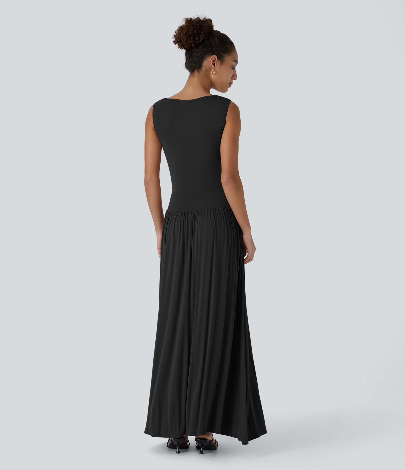 Robe longue à encolure bateau, bretelles asymétriques, côtés froncés et poches