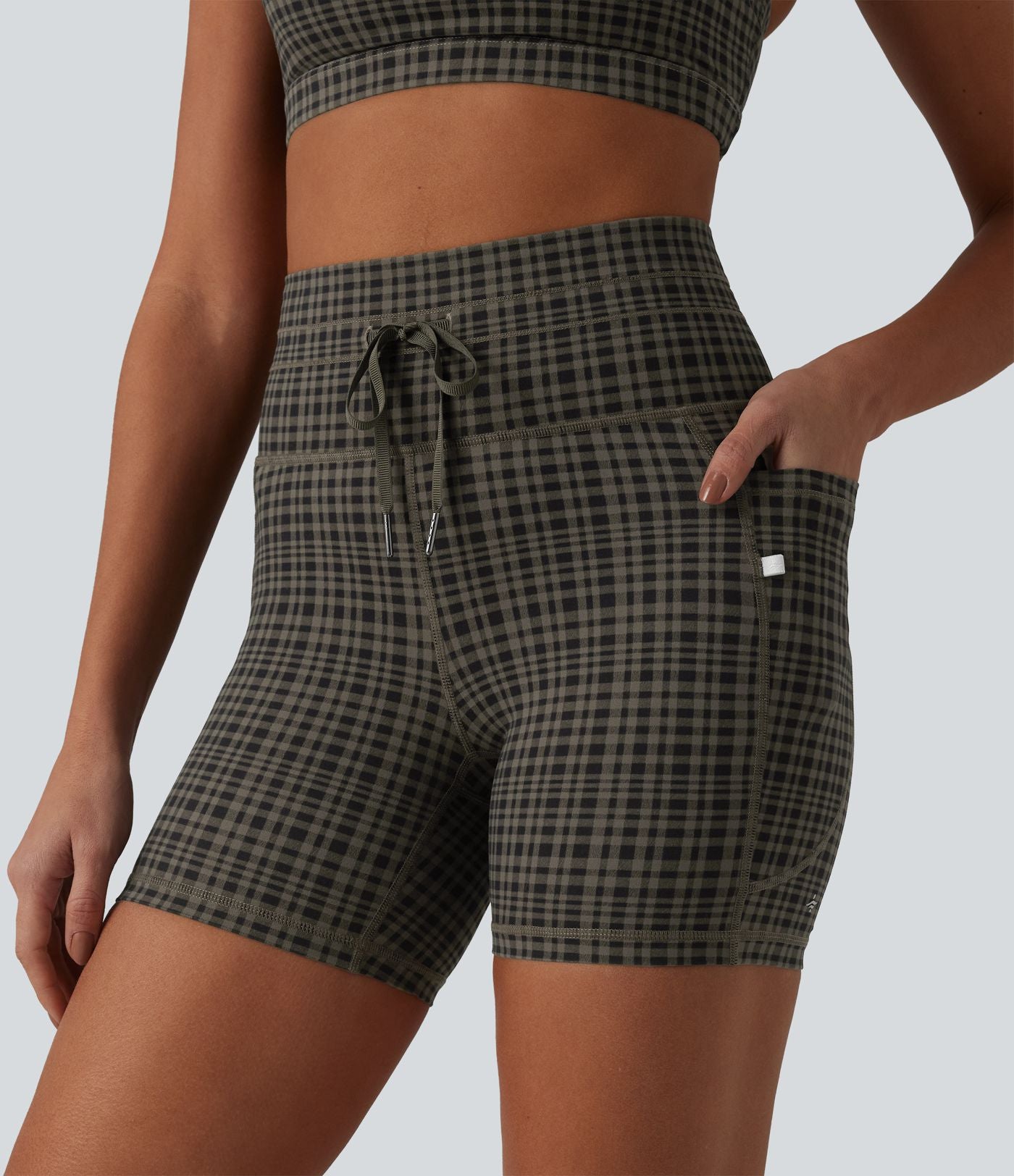 Halara UltraSculpt™ Short de cycliste yoga à carreaux taille haute 12,5 cm avec cordon de serrage et poches