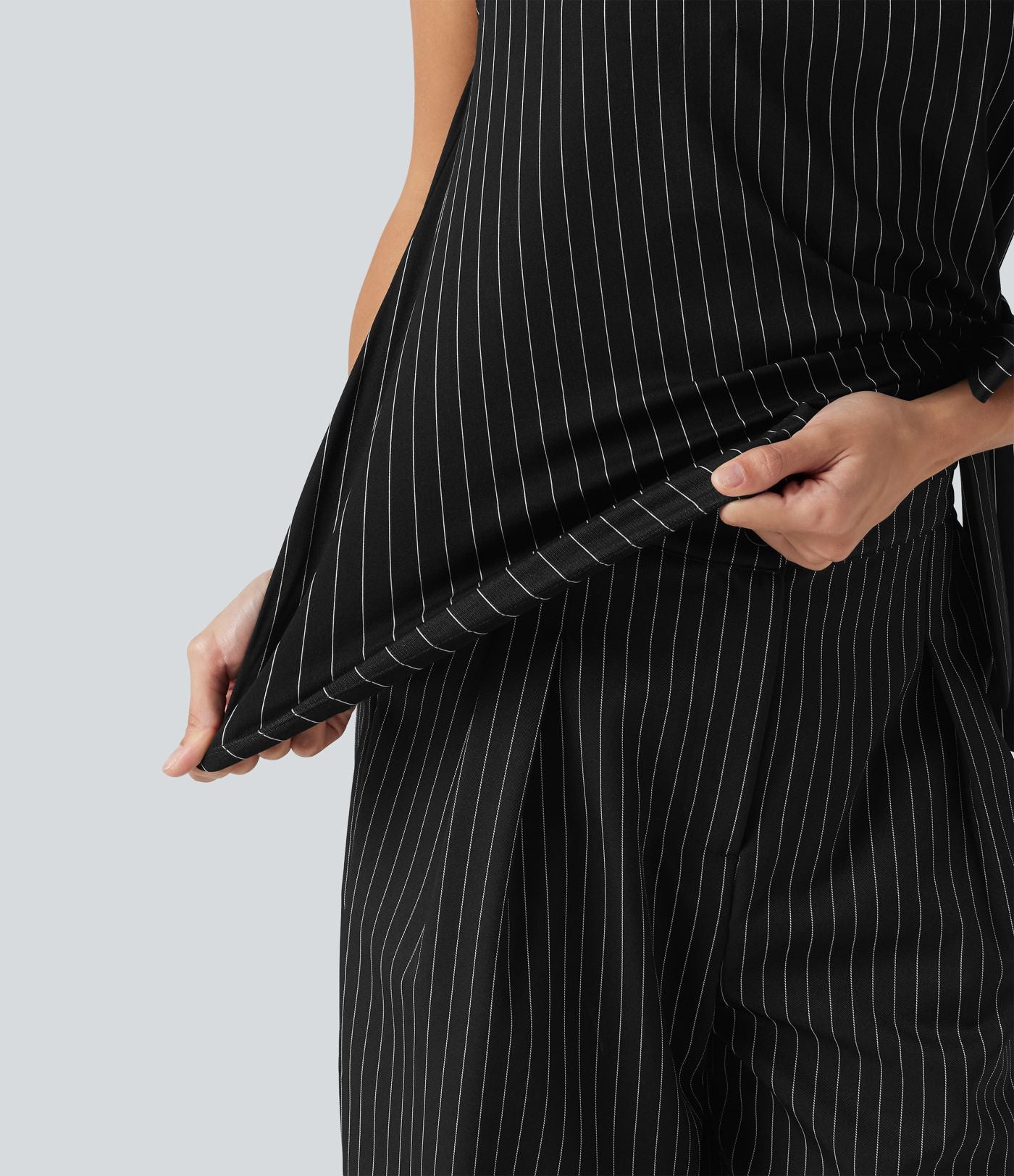 Blouse esprit bureau rayée à encolure bateau avec mancherons, fronces, lien côté et ourlet asymétrique