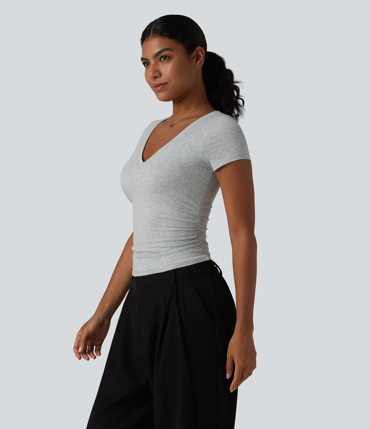 T-shirt décontracté col V manches courtes en jersey de coton avec soutien-gorge intégré push-up et fronces