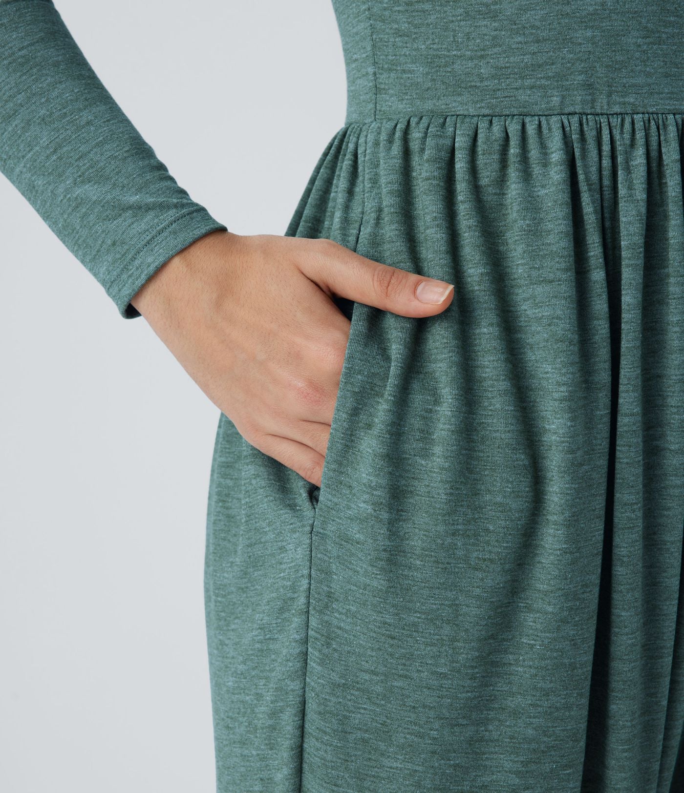 Combinaison décontractée style sarouel, col rond, dos nu, plissée avec poches latérales