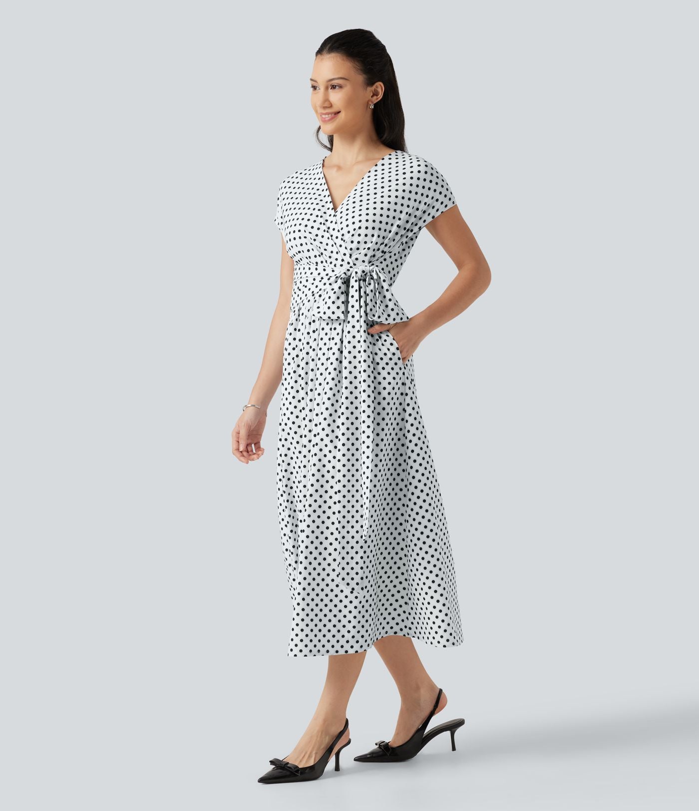 Robe midi à pois col V avec manches courtes, lien côté et poches