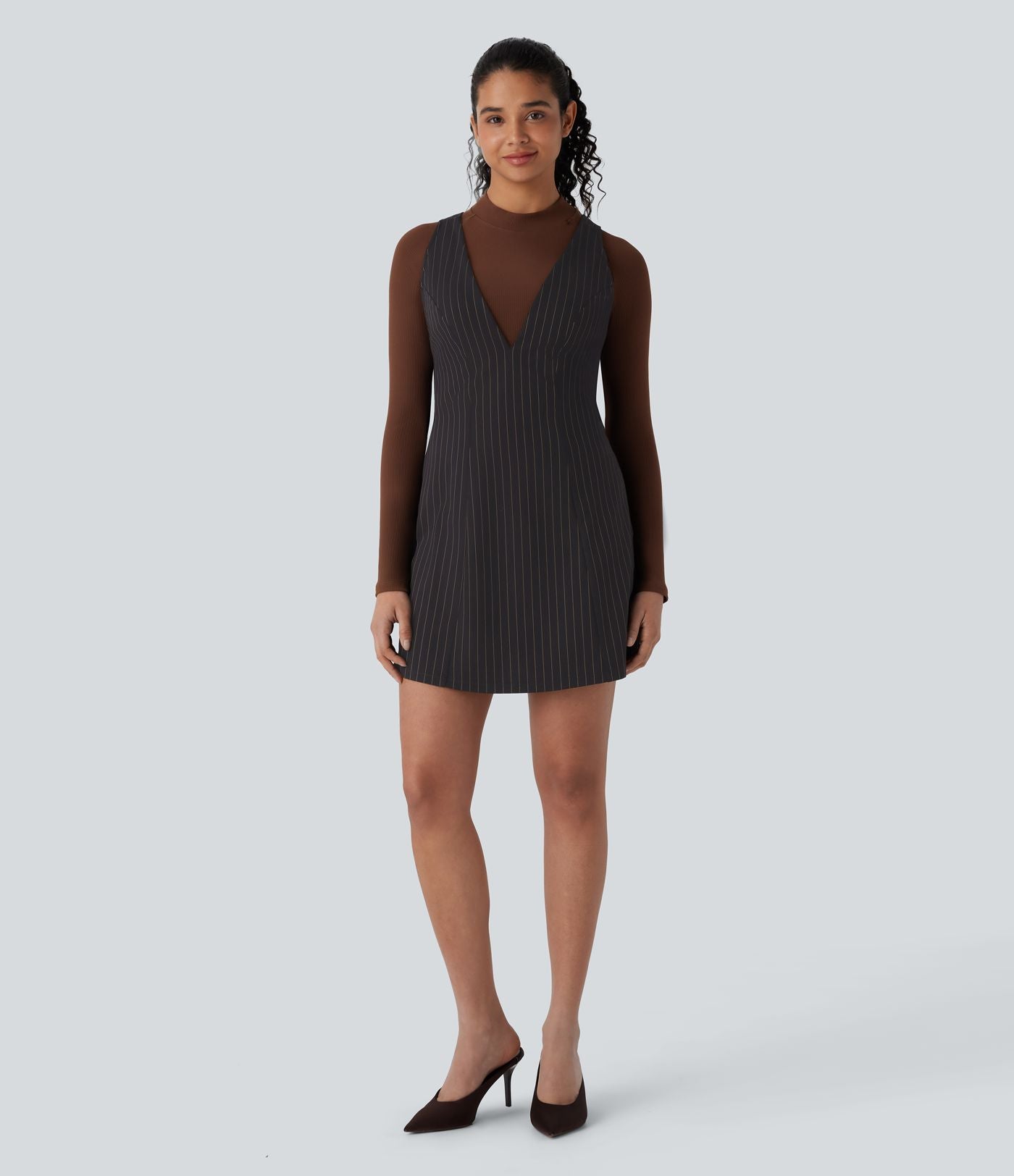 Robe courte rayée col en V bretelles ajustables à boutons