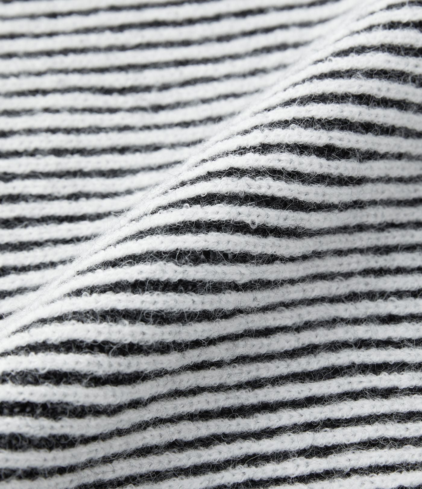 Pull col rond motif rayé bicolore à manches longues