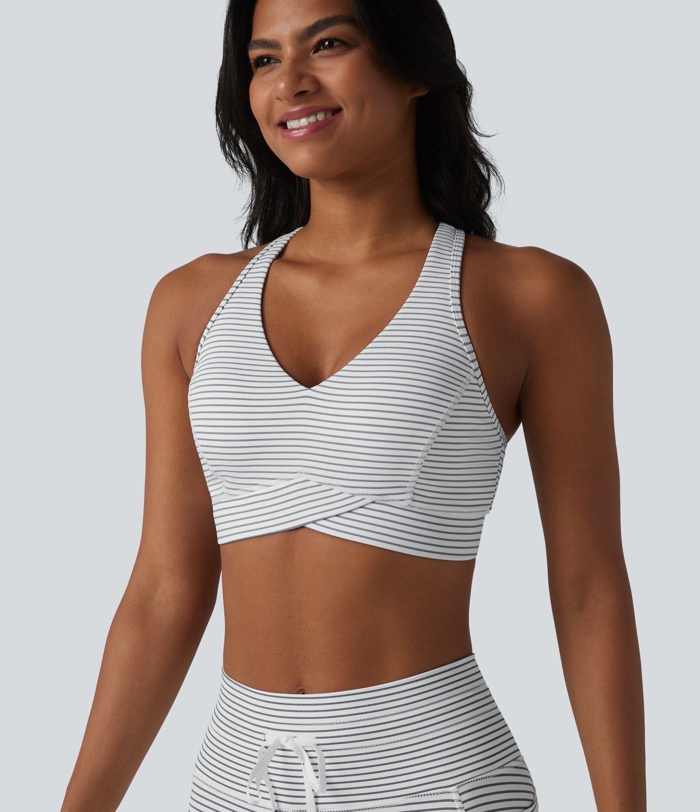 Brassière de sport col V dos nageur maintien moyen à rayures