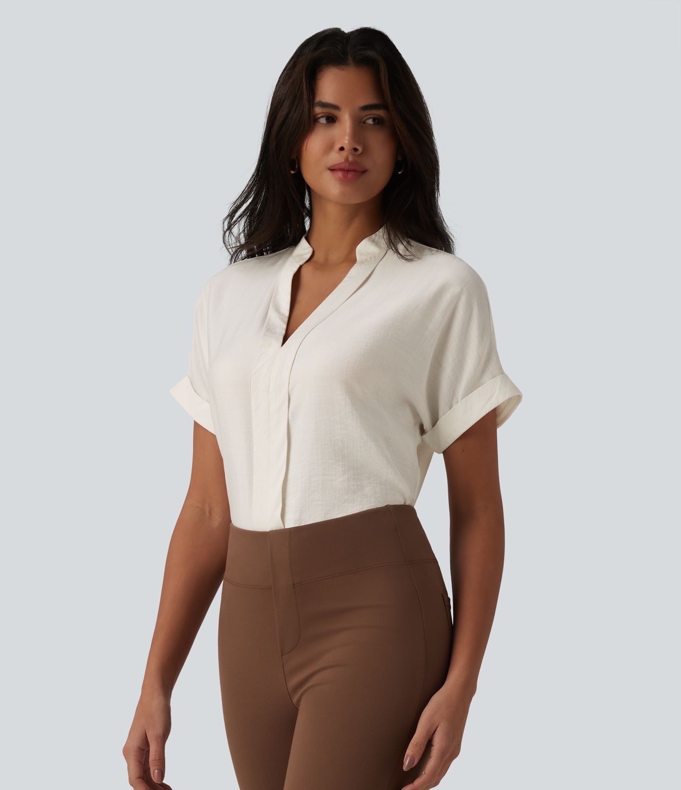 Chemise col V manches courtes aspect lin pour le bureau