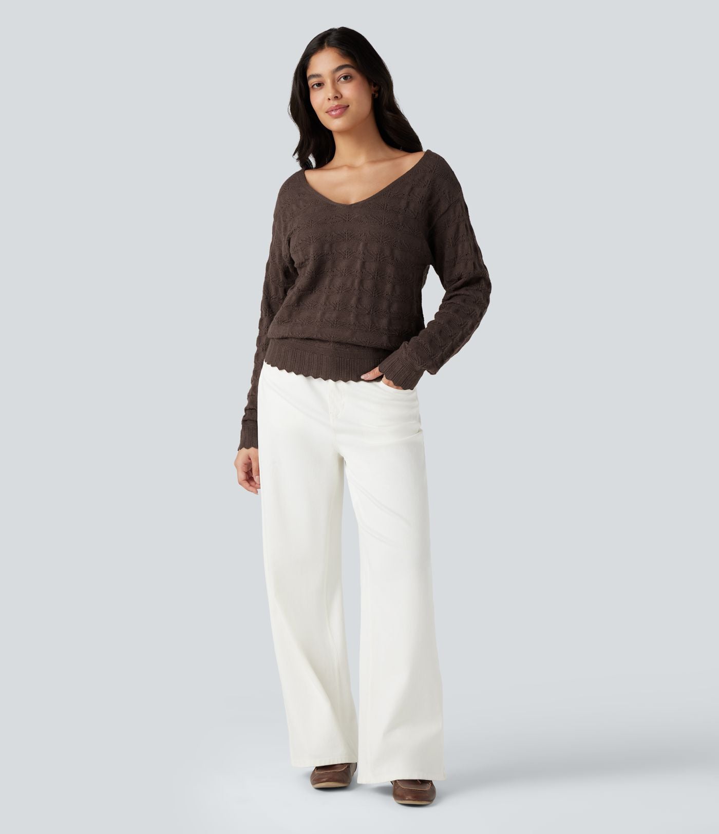 Pull col V bordure festonnée manches longues