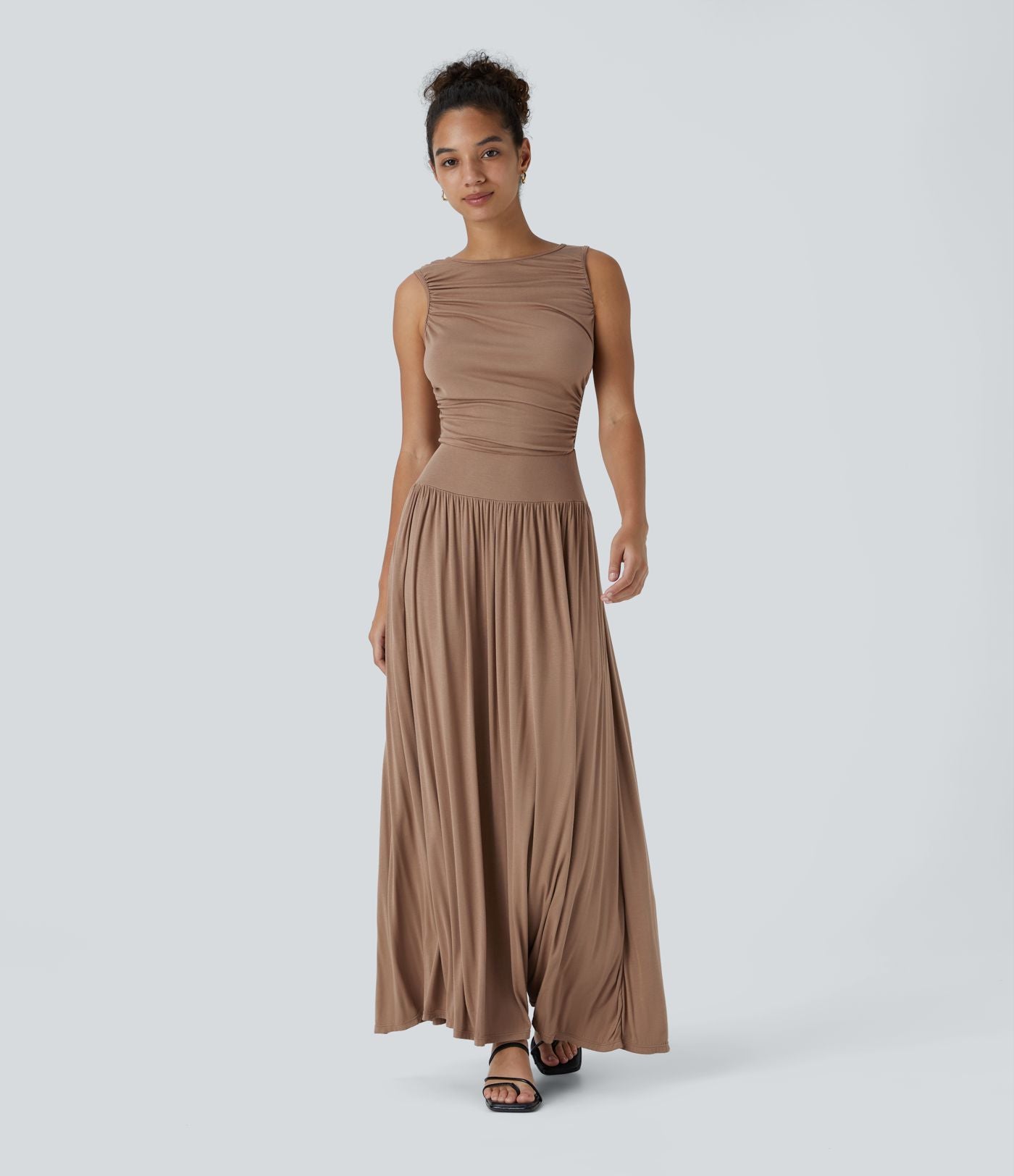 Robe longue à encolure bateau, bretelles asymétriques, côtés froncés et poches