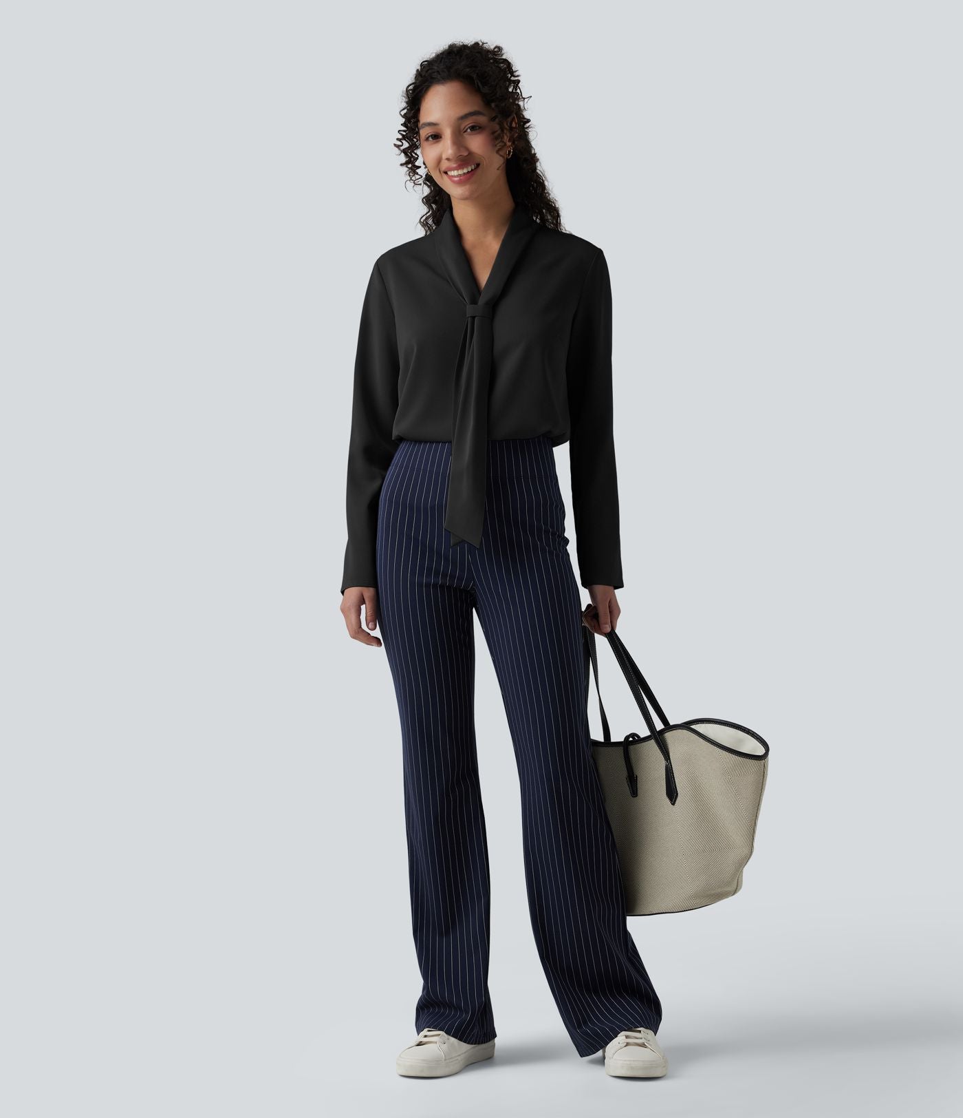 Blouse esprit bureau défroissage facile, col V, manches longues et lien à nouer