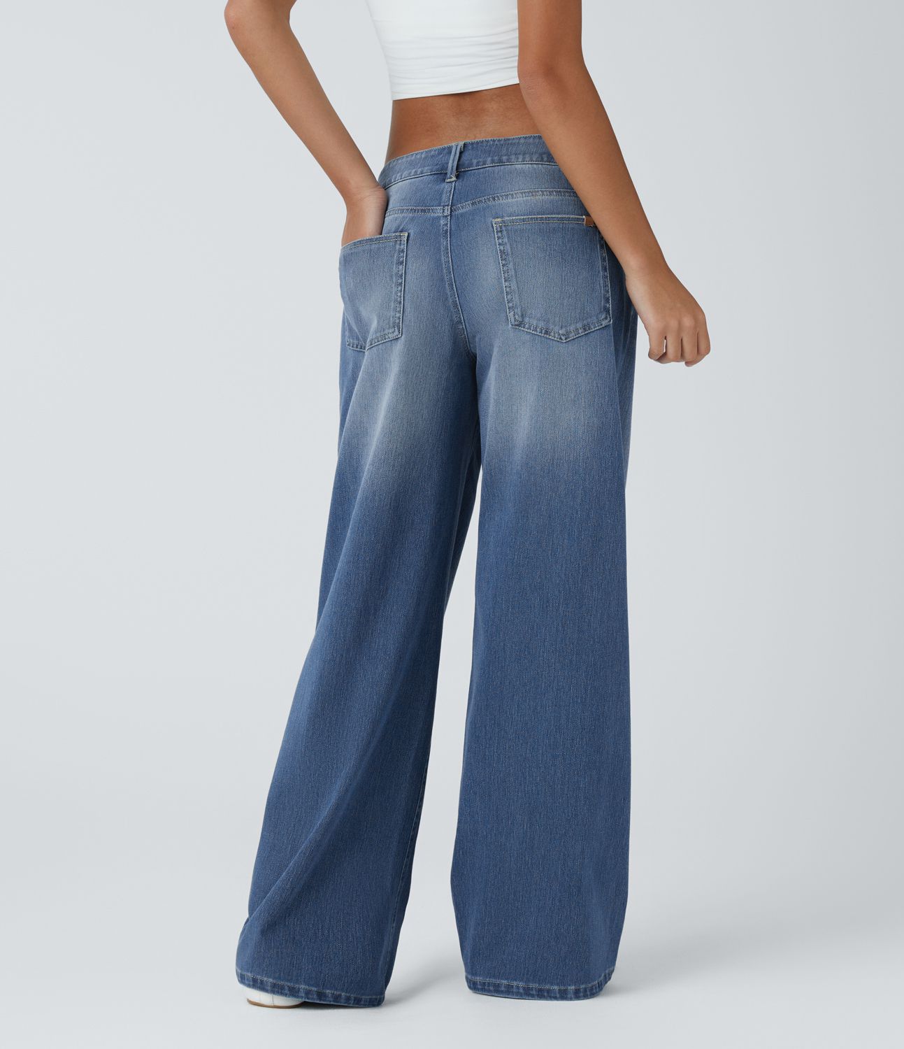 Halara Flex™ Jean large asymétrique taille basse avec bouton, fermeture éclair et poches multiples, délavé et extensible en maille