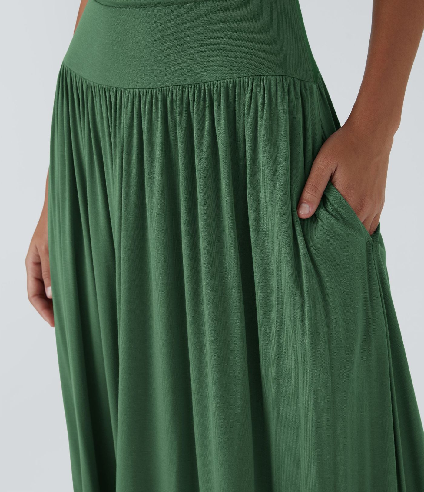 Robe longue à encolure bateau, bretelles asymétriques, côtés froncés et poches