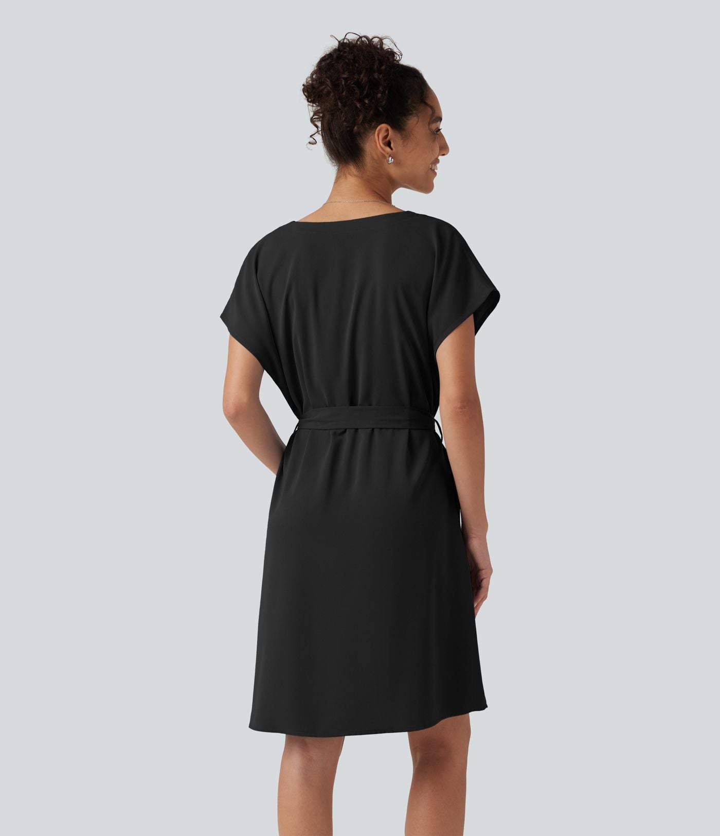Robe mini esprit bureau défroissage facile, col V, ceinture, manches chauve-souris et poches