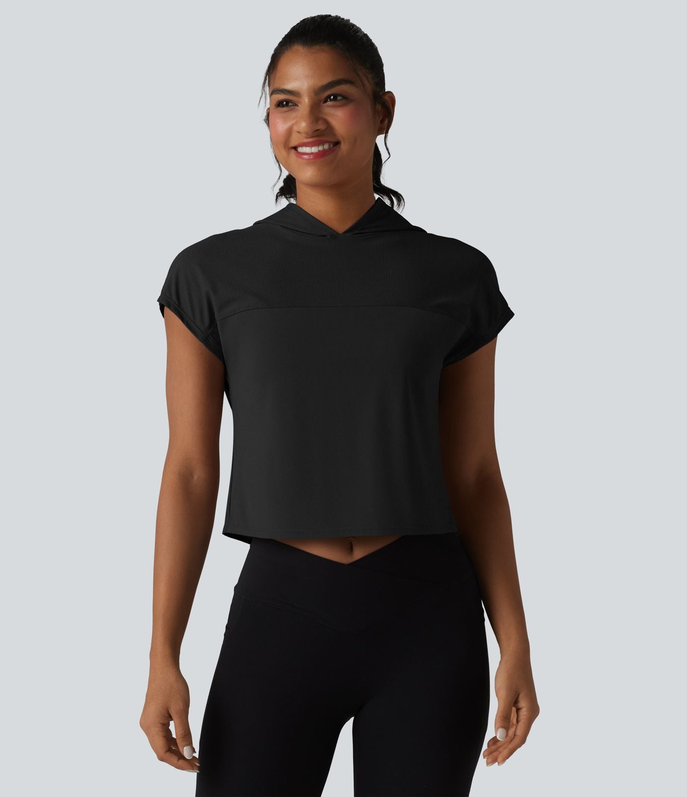 Haut de sport court à capuche et manches courtes en mesh respirant, agréable au toucher, séchage rapide, protection solaire UPF50+