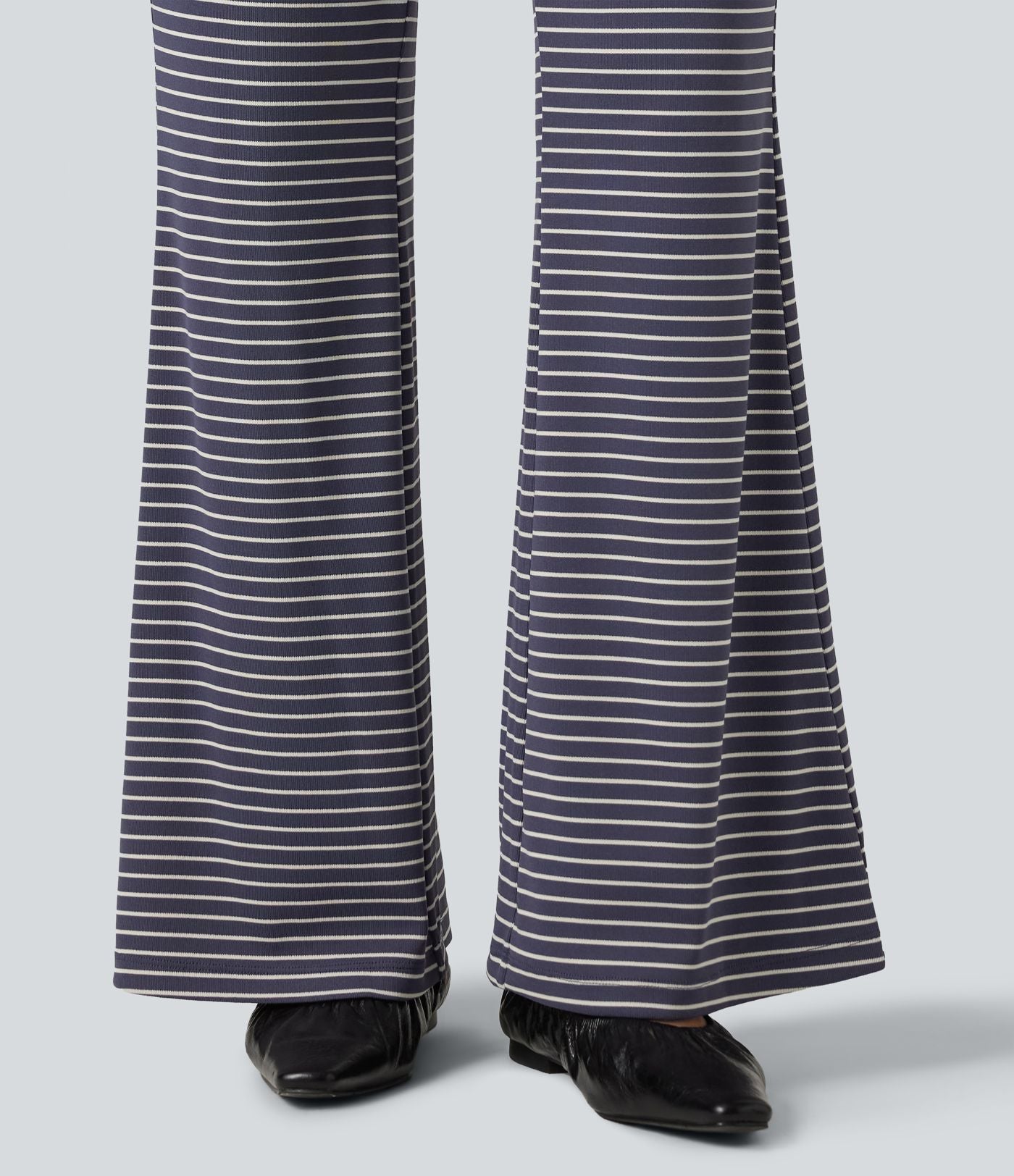 Pantalon décontracté à rayures en maille côtelée, taille mi-haute, cordon de serrage et coupe bootcut, avec poches