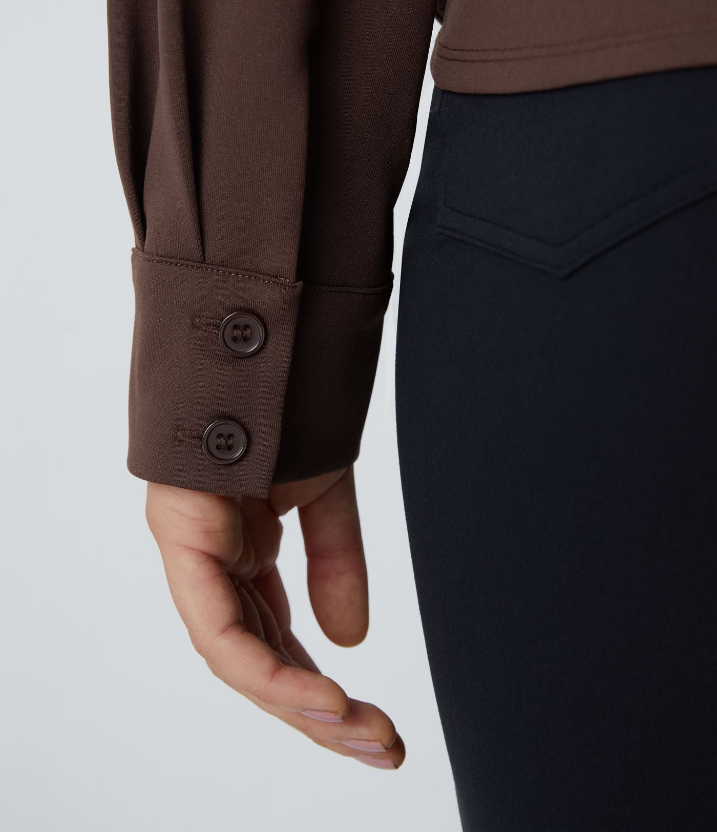 Chemise de travail à col cranté, coupe croisée et manches longues
