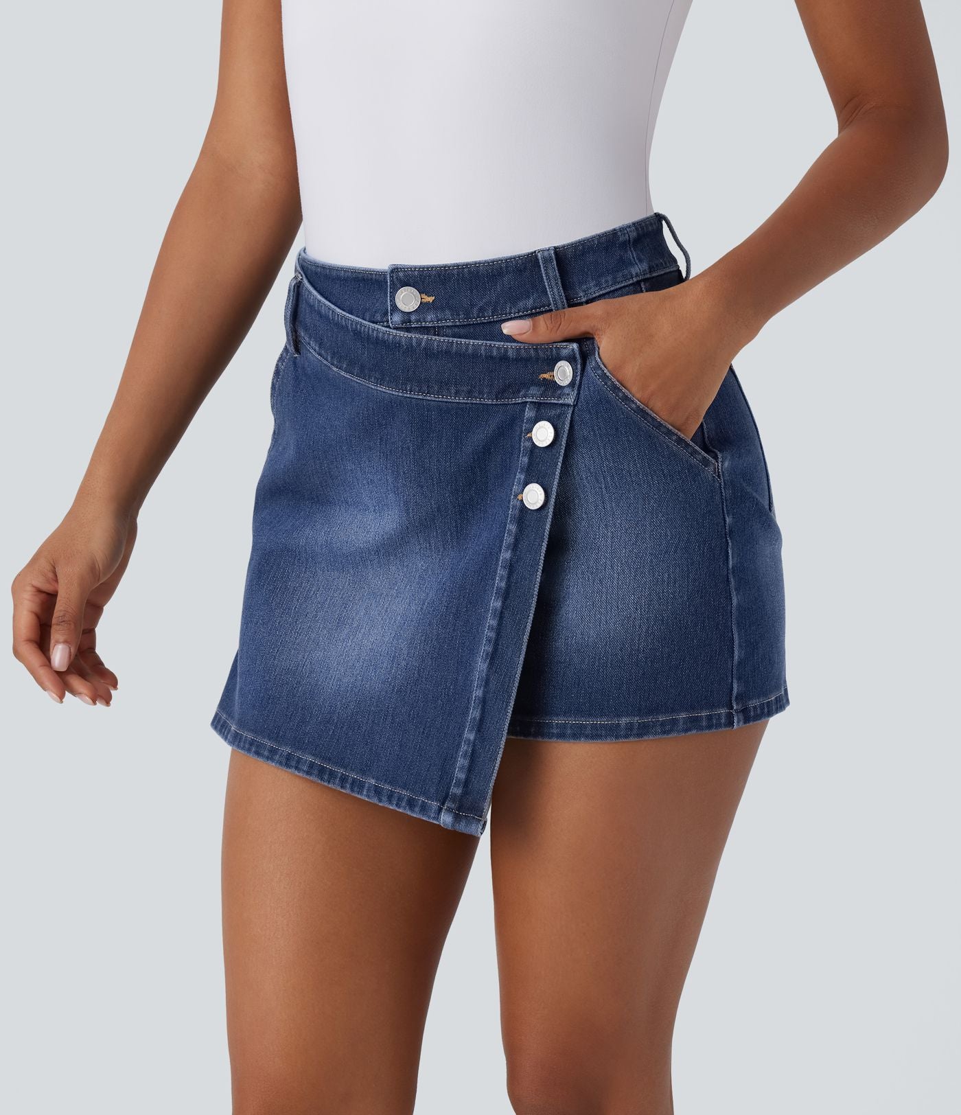 Halara Flex™ Short décontracté en jean extensible effet délavé à taille haute avec poches multiples et détail enveloppant