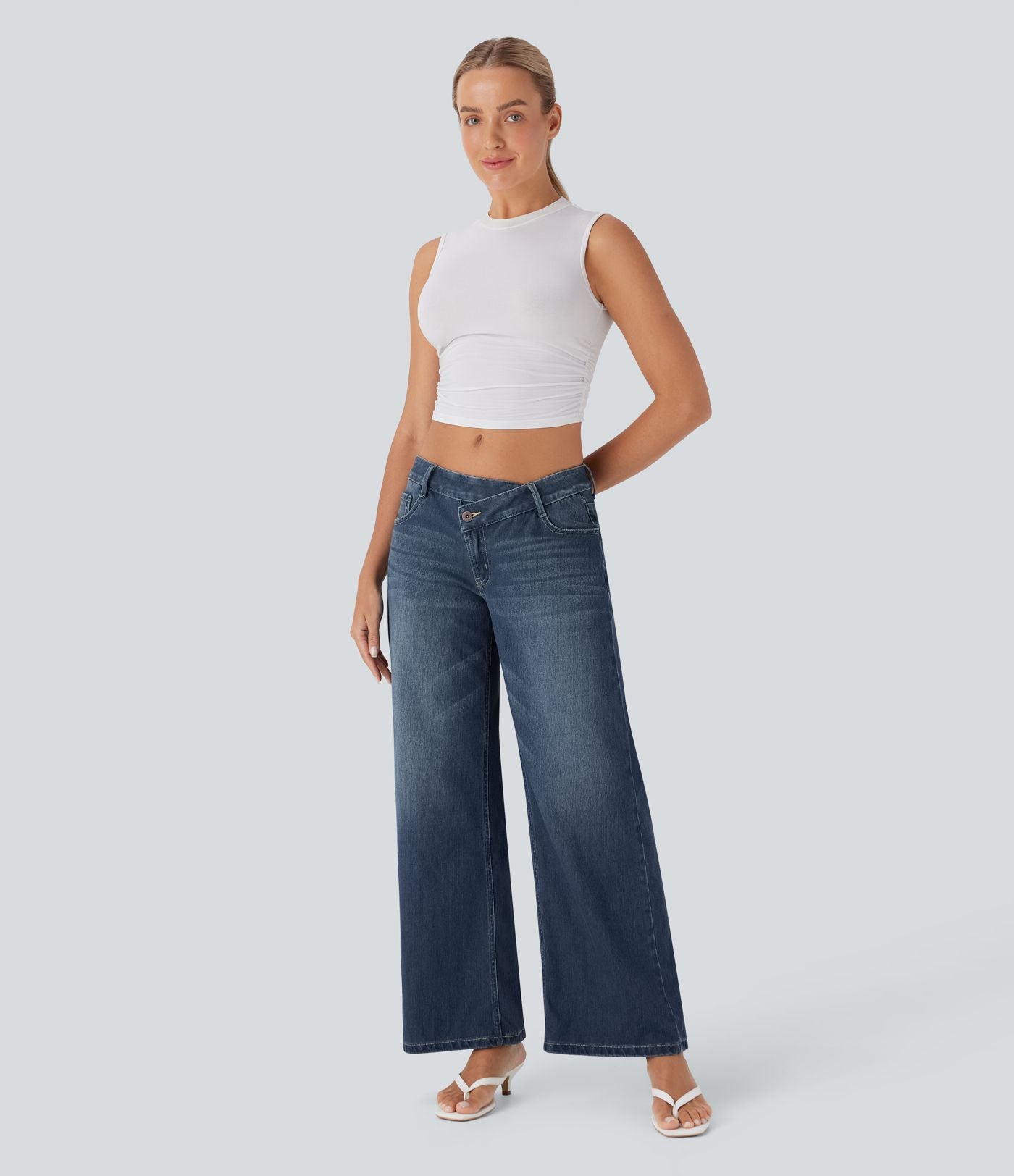 Halara Flex™ Jean large asymétrique taille basse avec bouton, fermeture éclair et poches multiples, délavé et extensible en maille