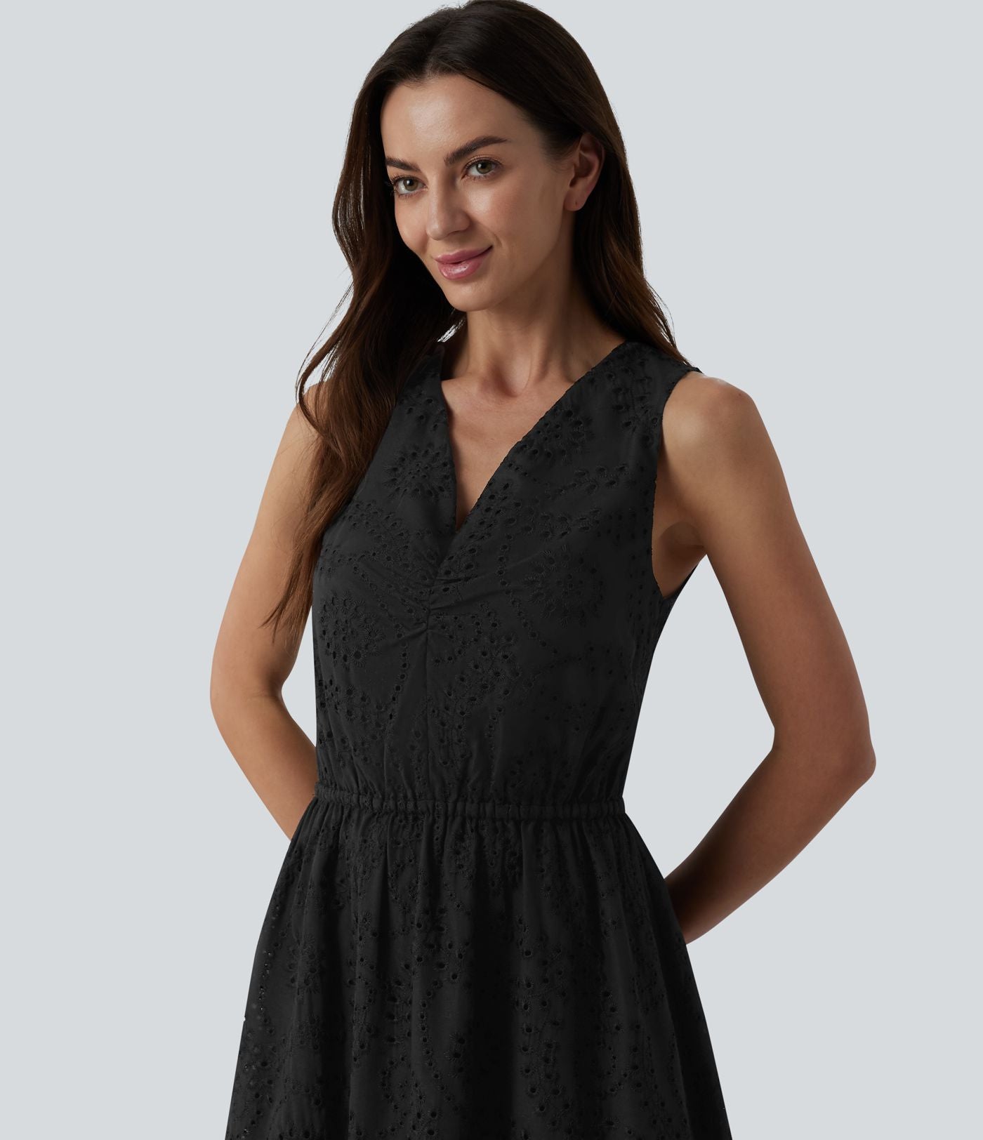 Robe mi-longue fluide col V sans manches avec nœud au dos