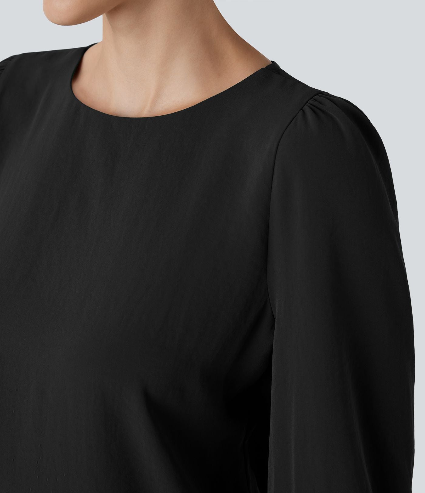 Blouse de travail col bateau avec manches évêque et dos ajouré