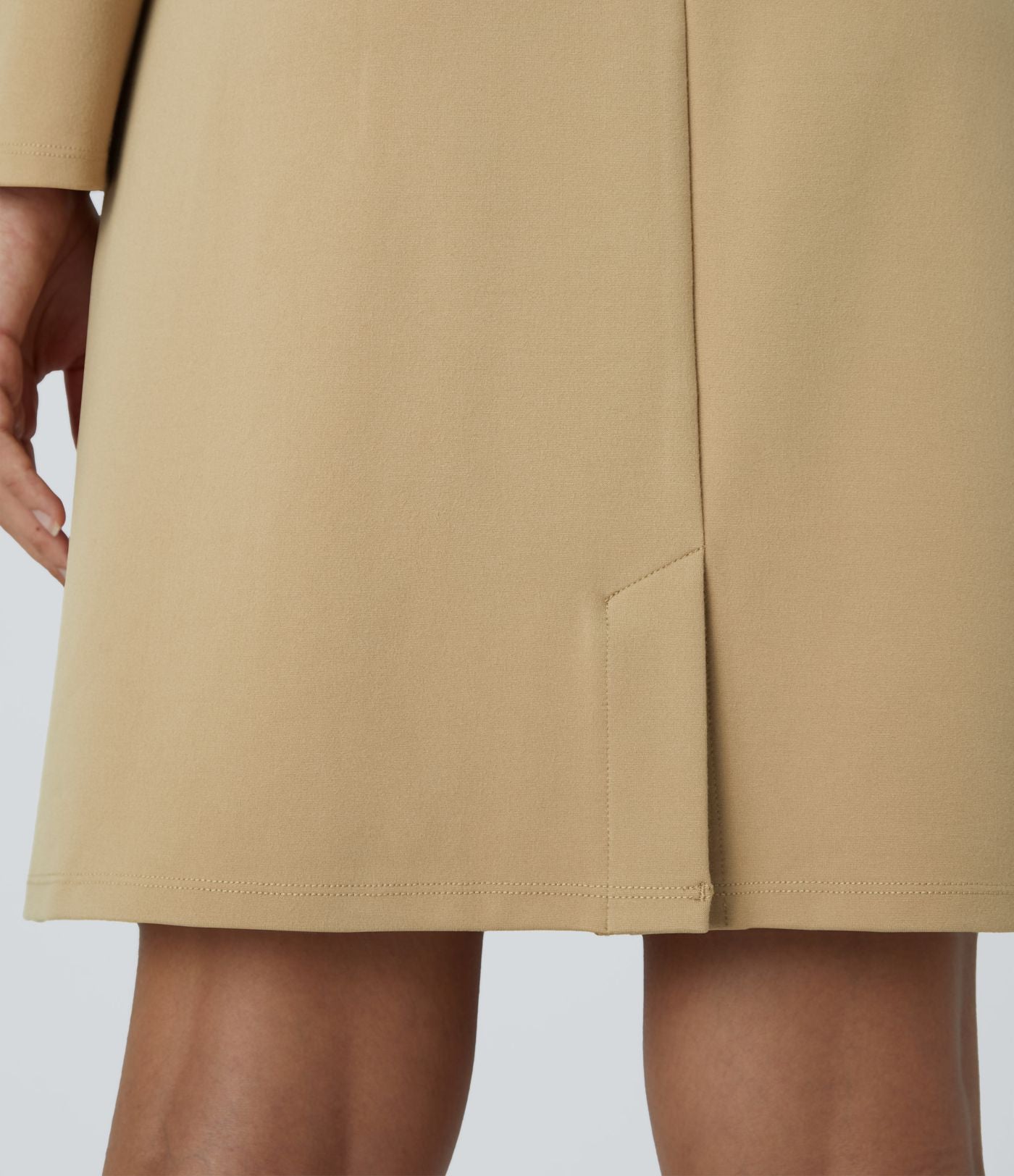 Robe de travail mini ajustée col rond à épaulettes à manches longues et ourlet