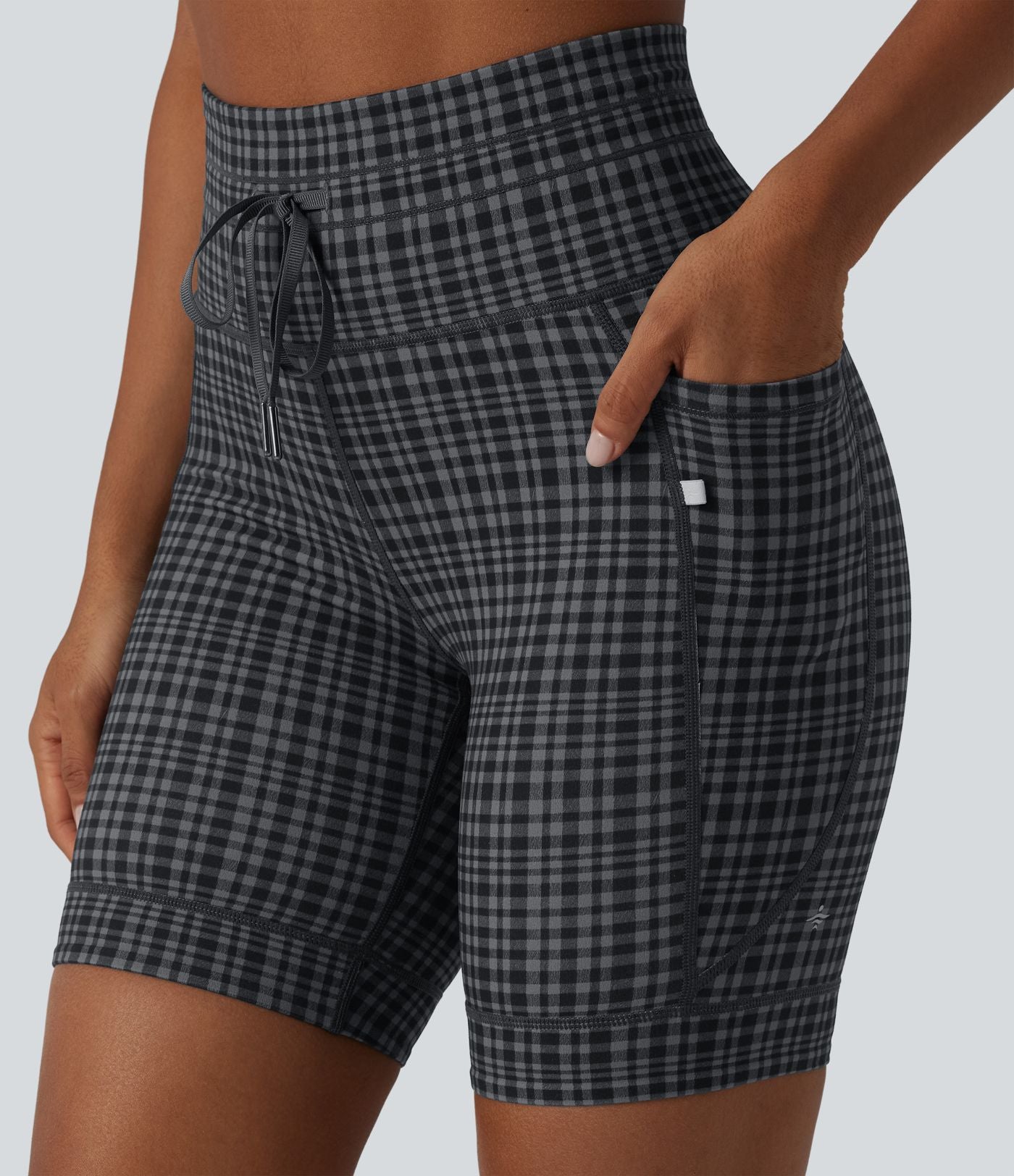 Halara UltraSculpt™ Short de cycliste yoga à carreaux taille haute 17,5 cm avec cordon de serrage et poches