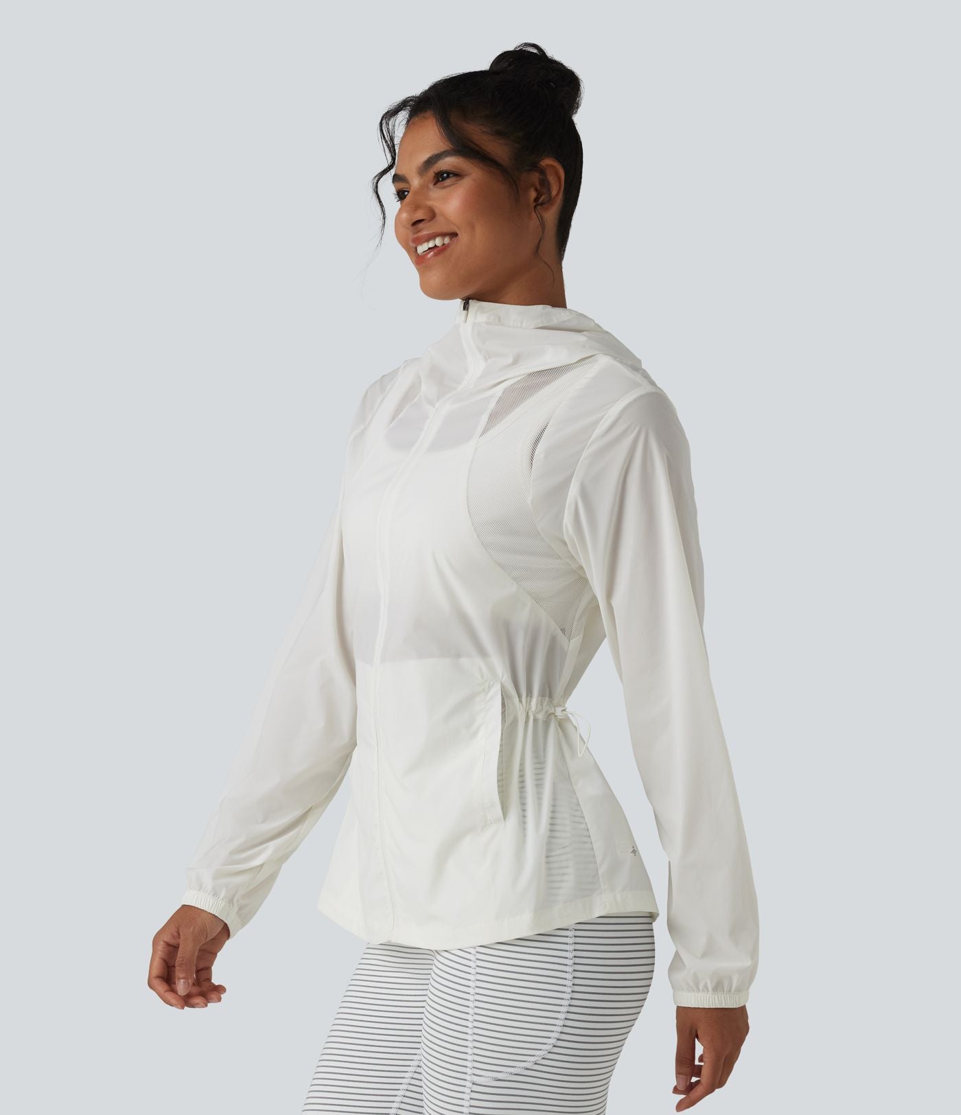 Veste de sport à capuche avec mesh contrasté, cordon de serrage et poches