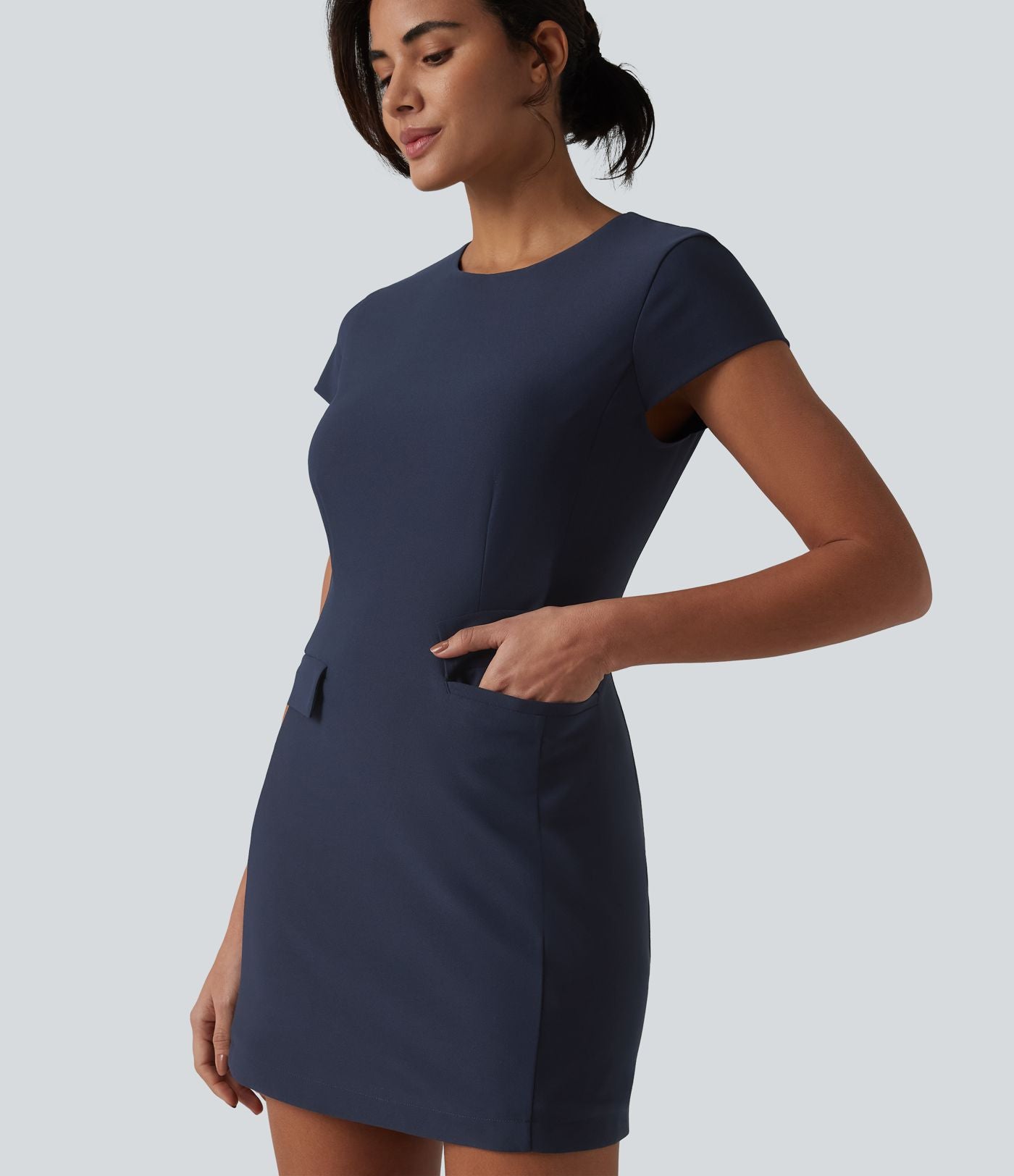 Robe de bureau mini moulante col rond manches courtes avec fermeture éclair invisible et poches
