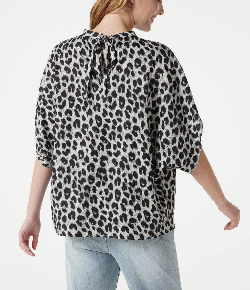 Blouse esprit bureau imprimé léopard à col montant, manches chauve-souris et lien au dos