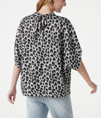 Blouse esprit bureau imprimé léopard à col montant, manches chauve-souris et lien au dos