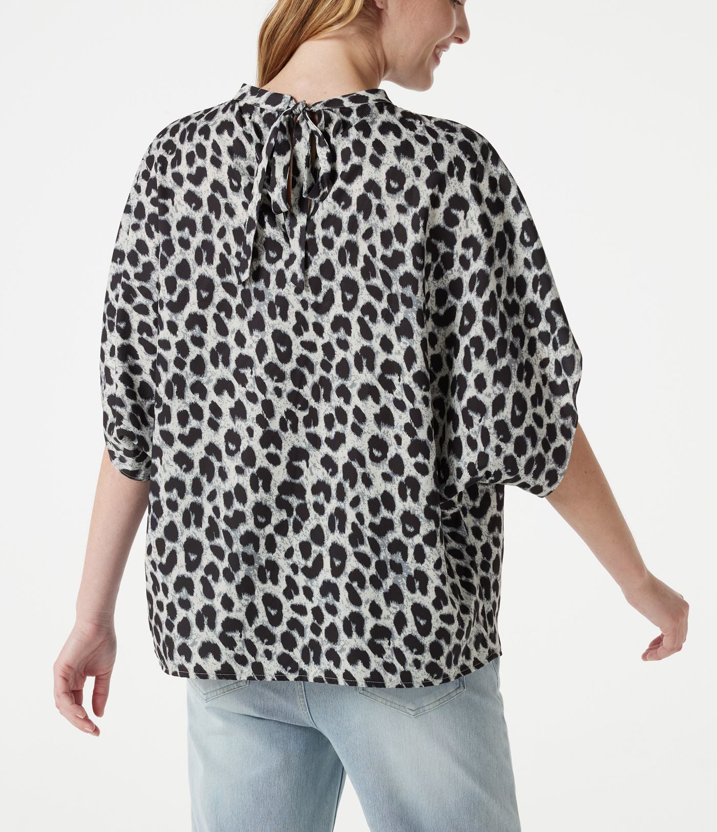 Blouse esprit bureau imprimé léopard à col montant, manches chauve-souris et lien au dos