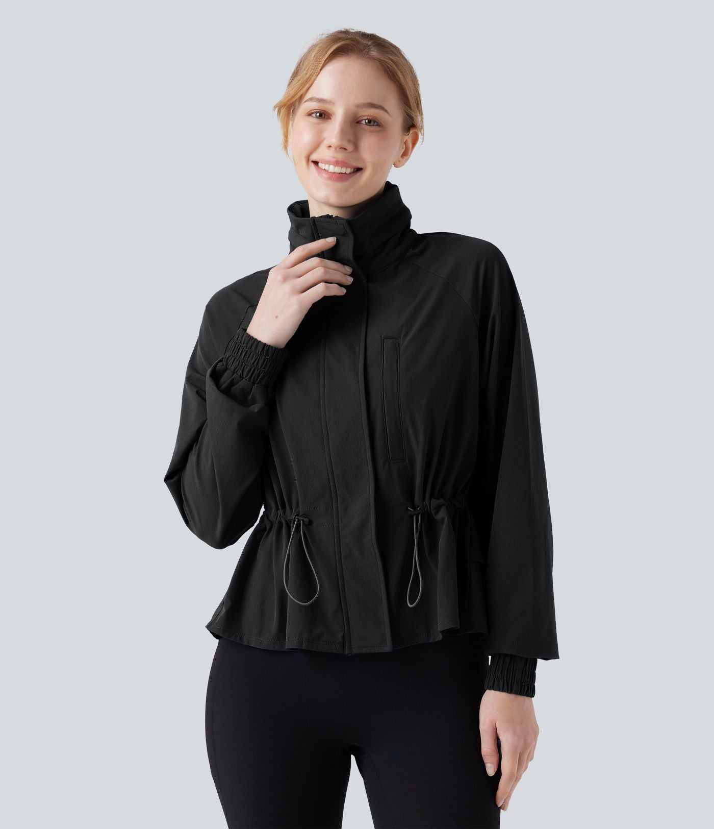 Veste cape d'entraînement à capuche amovible avec cordon de serrage, mesh contrastant et ourlet à volants avec poche