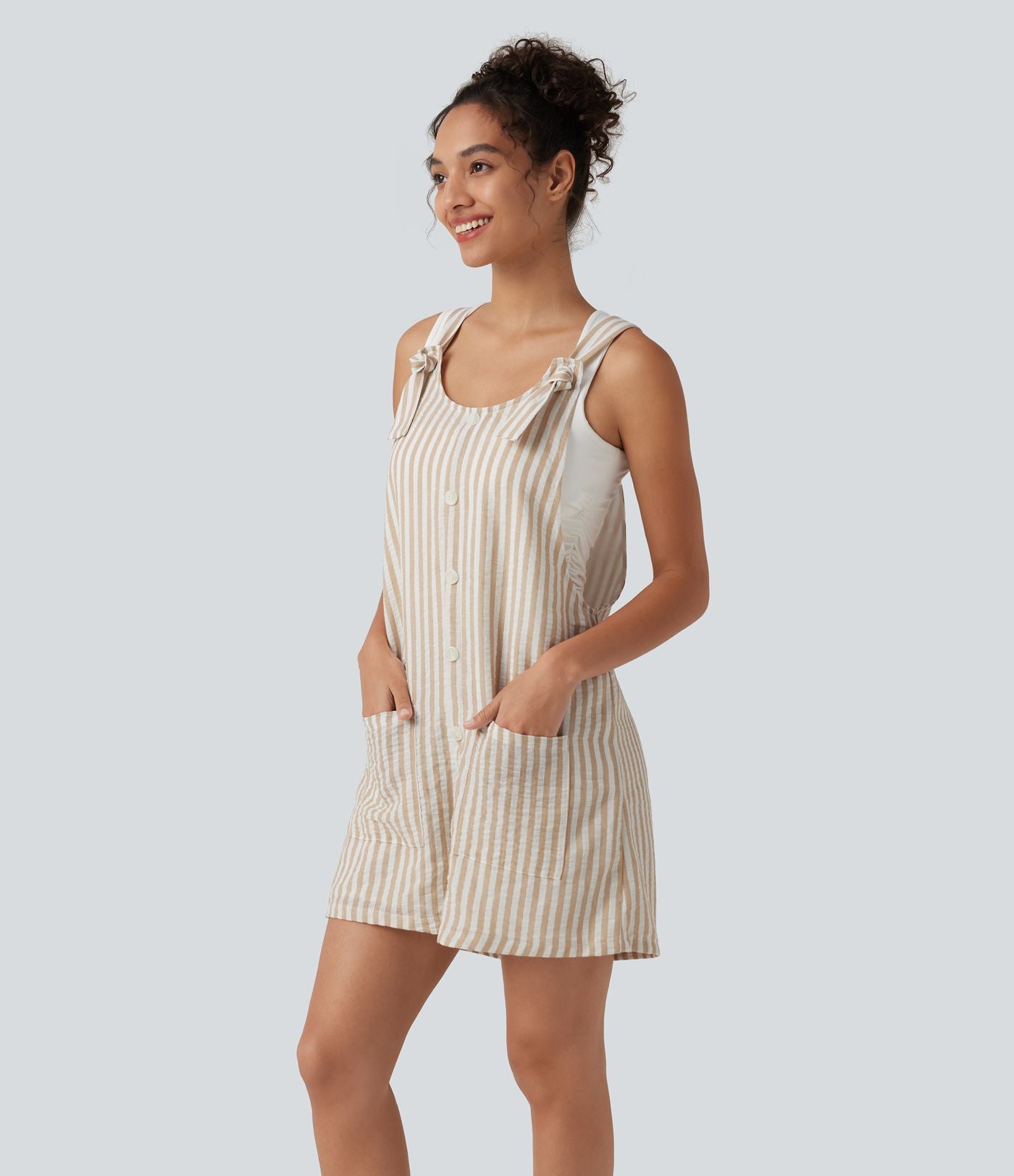 Salopette short casual rayée à toucher lin avec bretelles nouées et poches